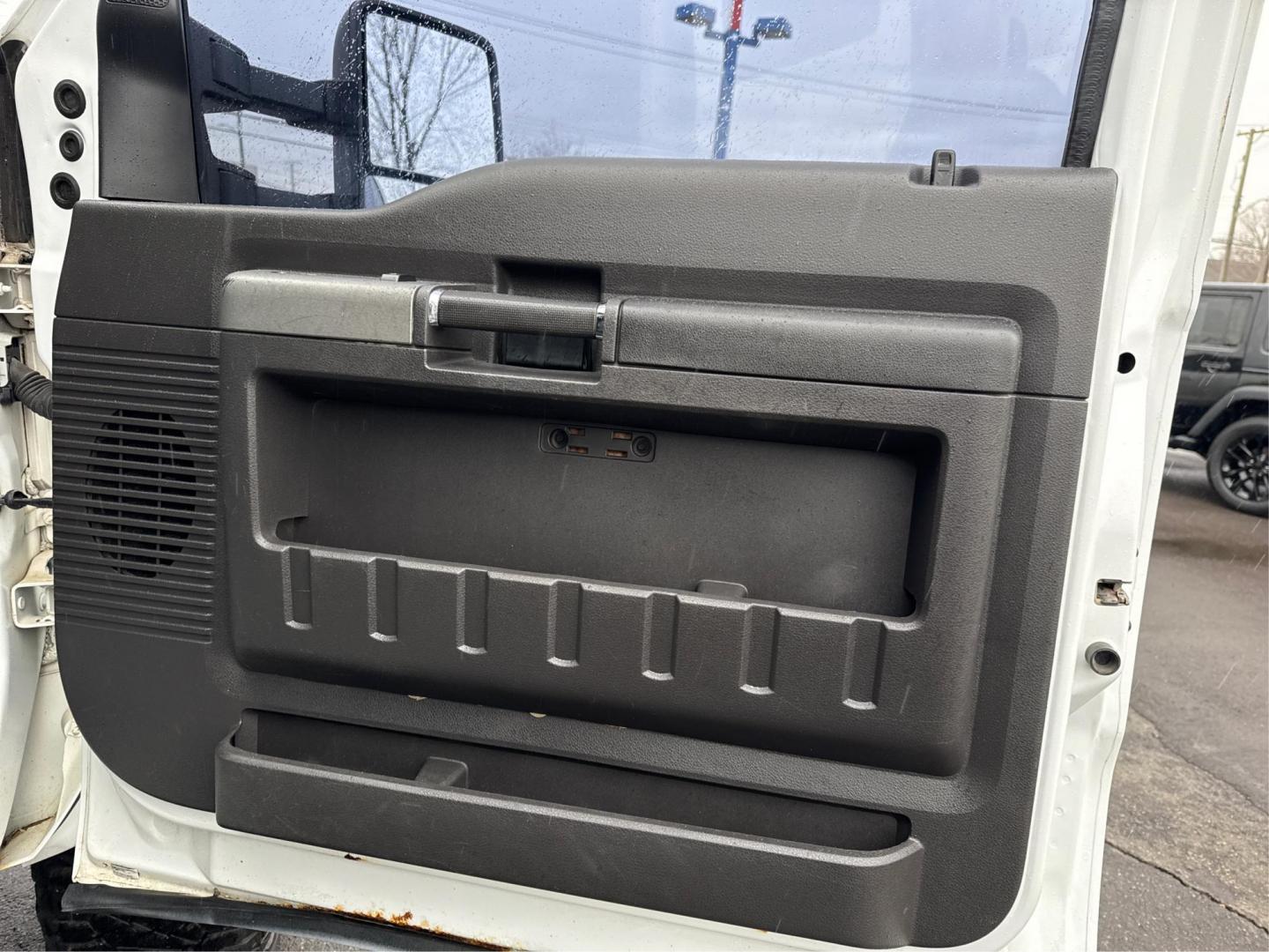 2011 WHITE FORD F-250 SUPER DUTY LARIAT (1FT7W2BT5BE) with an V8,6.7L(406 CID),OHV engine, AUTOMATIC transmission, located at 14600 Frazho Road, Warren, MI, 48089, (586) 776-3400, 42.485996, -82.974220 - Photo#18