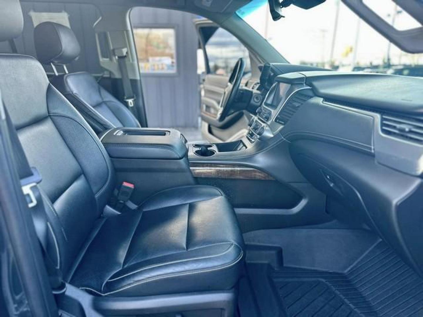 2019 BLUE CHEVROLET TAHOE (1GNSKAKC9KR) with an V8,5.3L(325 CID),OHV engine, AUTOMATIC transmission, located at 14600 Frazho Road, Warren, MI, 48089, (586) 776-3400, 42.485996, -82.974220 - Photo#12