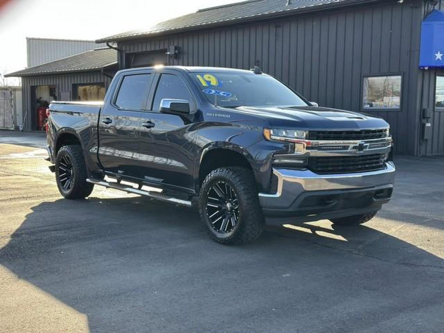 2019 BLUE CHEVROLET SILVERADO 1500 (3GCUYDED7KG) with an V8,5.3L(325 CID),OHV engine, AUTOMATIC transmission, located at 14600 Frazho Road, Warren, MI, 48089, (586) 776-3400, 42.485996, -82.974220 - Photo#2