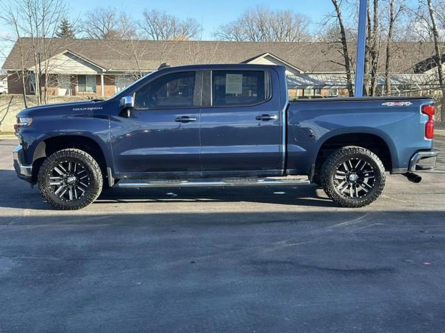 2019 BLUE CHEVROLET SILVERADO 1500 (3GCUYDED7KG) with an V8,5.3L(325 CID),OHV engine, AUTOMATIC transmission, located at 14600 Frazho Road, Warren, MI, 48089, (586) 776-3400, 42.485996, -82.974220 - Photo#7
