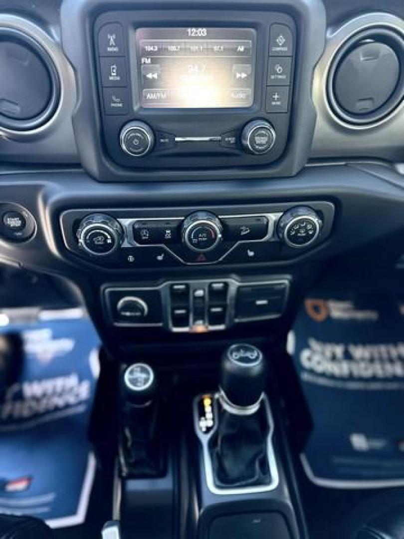 2018 SILVER JEEP WRANGLER (1C4HJXDG4JW) with an V6,3.6L(220 CID),DOHC engine, AUTOMATIC transmission, located at 14600 Frazho Road, Warren, MI, 48089, (586) 776-3400, 42.485996, -82.974220 - Photo#11