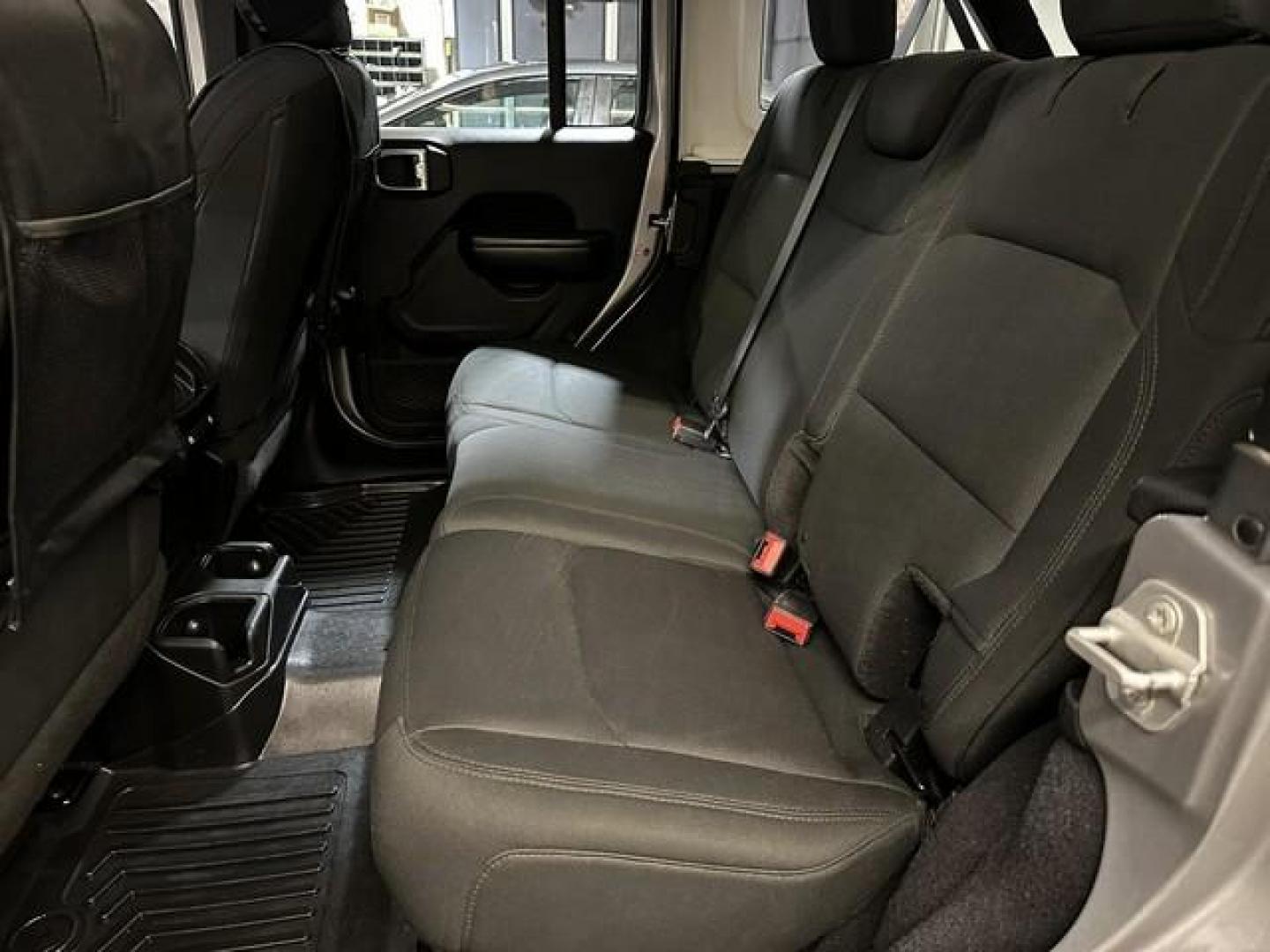 2018 SILVER JEEP WRANGLER (1C4HJXDG4JW) with an V6,3.6L(220 CID),DOHC engine, AUTOMATIC transmission, located at 14600 Frazho Road, Warren, MI, 48089, (586) 776-3400, 42.485996, -82.974220 - Photo#17