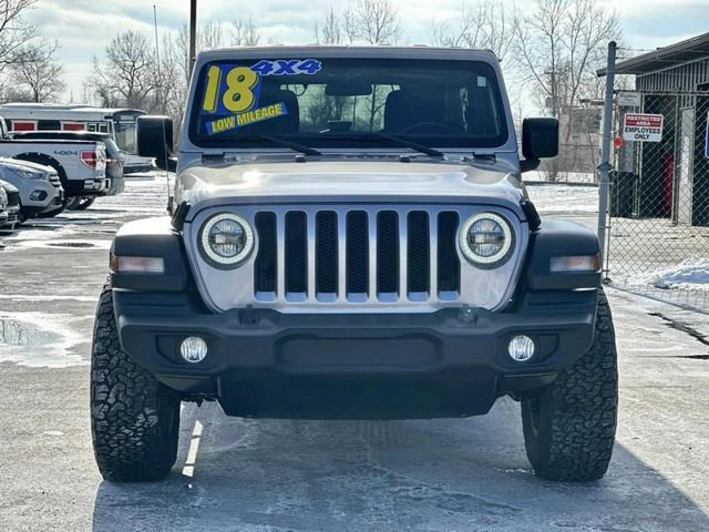 2018 SILVER JEEP WRANGLER (1C4HJXDG4JW) with an V6,3.6L(220 CID),DOHC engine, AUTOMATIC transmission, located at 14600 Frazho Road, Warren, MI, 48089, (586) 776-3400, 42.485996, -82.974220 - Photo#1