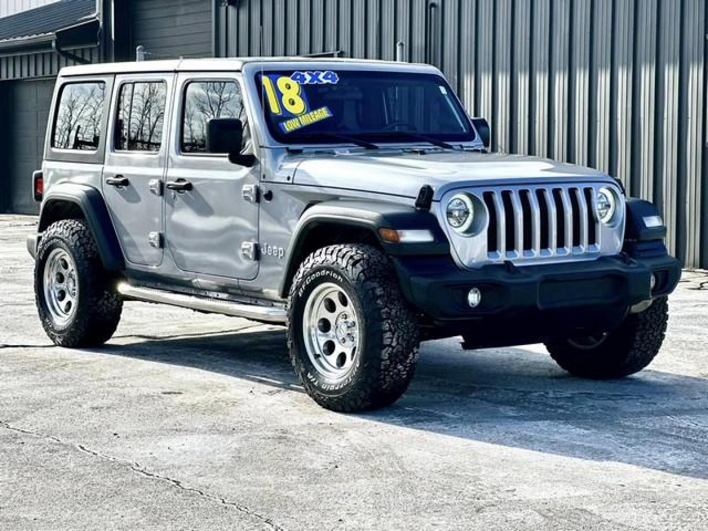 2018 SILVER JEEP WRANGLER (1C4HJXDG4JW) with an V6,3.6L(220 CID),DOHC engine, AUTOMATIC transmission, located at 14600 Frazho Road, Warren, MI, 48089, (586) 776-3400, 42.485996, -82.974220 - Photo#2