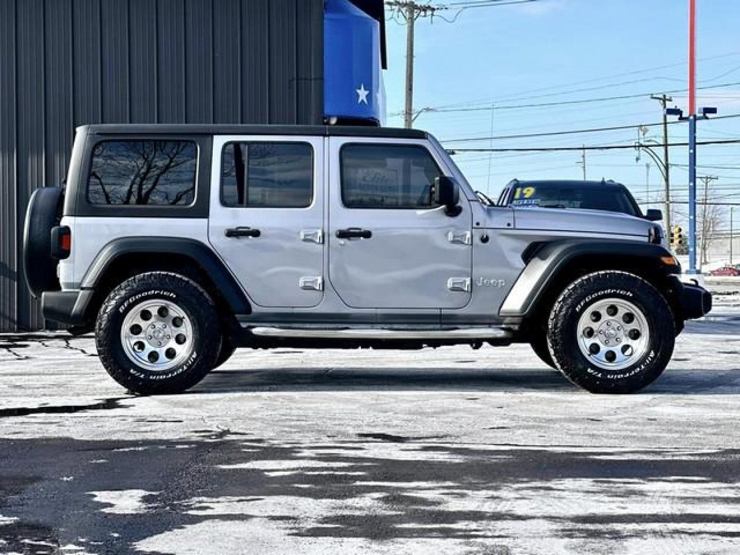 2018 SILVER JEEP WRANGLER (1C4HJXDG4JW) with an V6,3.6L(220 CID),DOHC engine, AUTOMATIC transmission, located at 14600 Frazho Road, Warren, MI, 48089, (586) 776-3400, 42.485996, -82.974220 - Photo#3