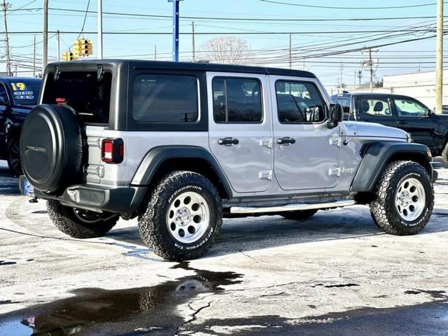 2018 SILVER JEEP WRANGLER (1C4HJXDG4JW) with an V6,3.6L(220 CID),DOHC engine, AUTOMATIC transmission, located at 14600 Frazho Road, Warren, MI, 48089, (586) 776-3400, 42.485996, -82.974220 - Photo#4