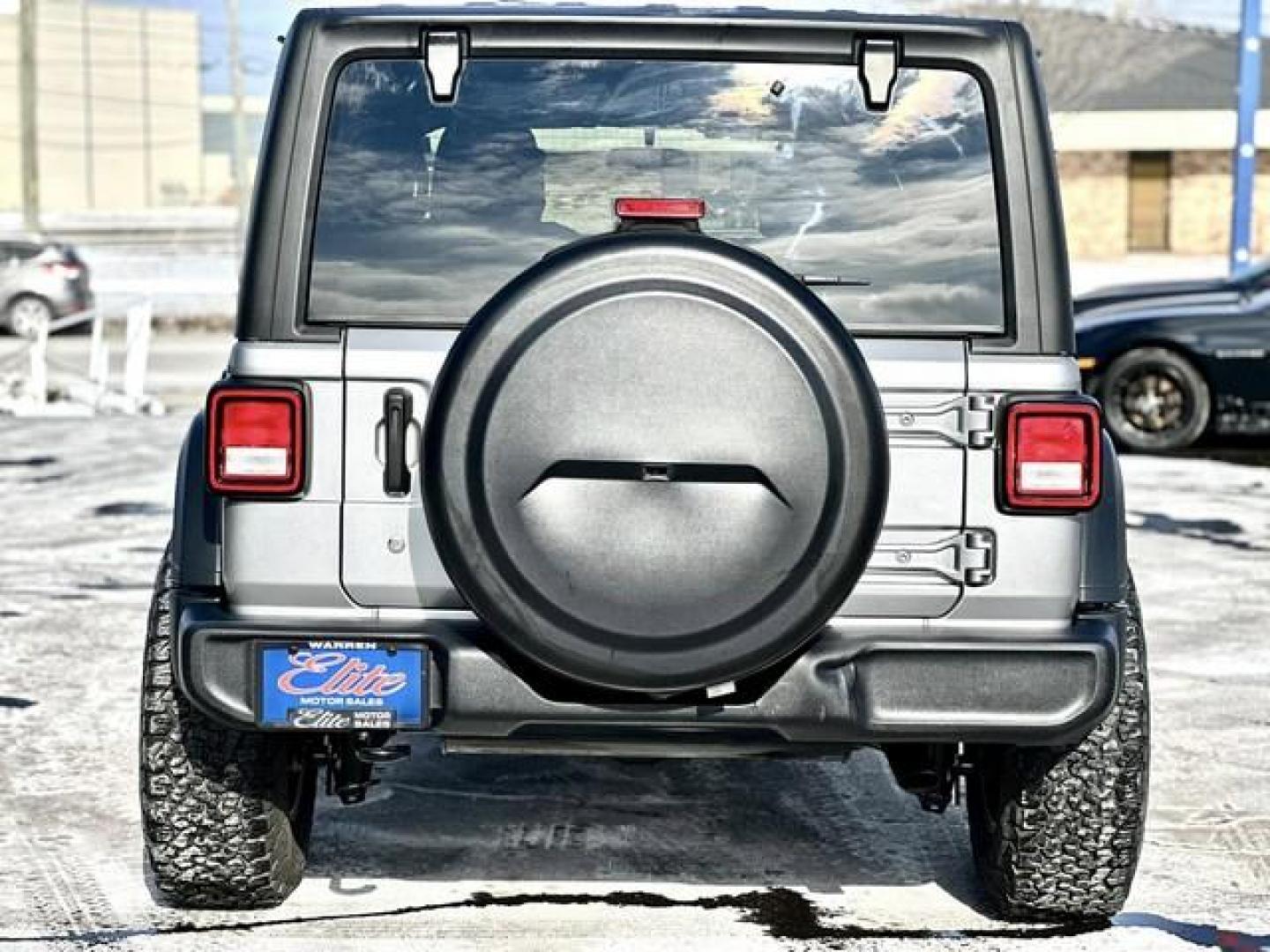 2018 SILVER JEEP WRANGLER (1C4HJXDG4JW) with an V6,3.6L(220 CID),DOHC engine, AUTOMATIC transmission, located at 14600 Frazho Road, Warren, MI, 48089, (586) 776-3400, 42.485996, -82.974220 - Photo#5