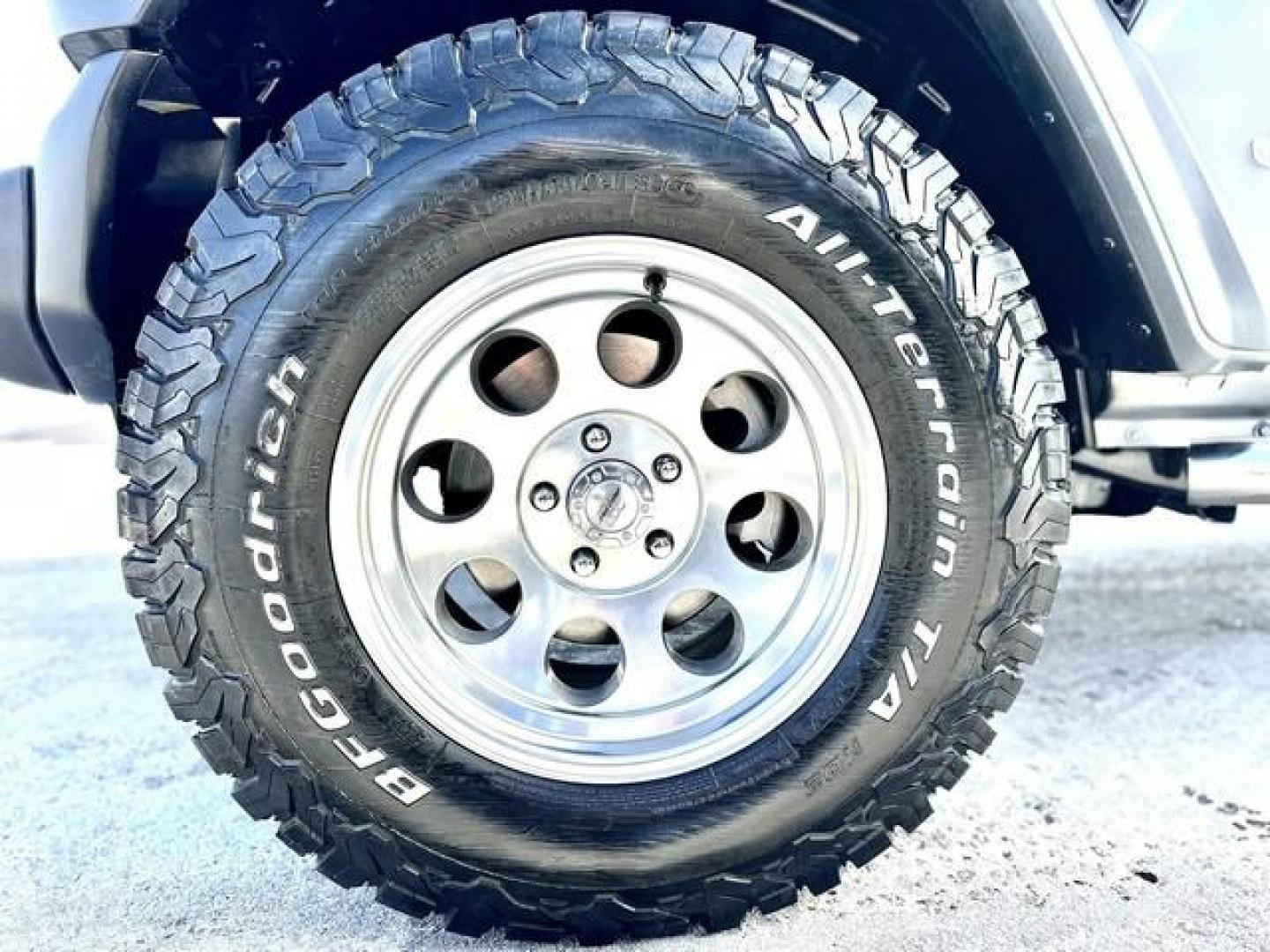 2018 SILVER JEEP WRANGLER (1C4HJXDG4JW) with an V6,3.6L(220 CID),DOHC engine, AUTOMATIC transmission, located at 14600 Frazho Road, Warren, MI, 48089, (586) 776-3400, 42.485996, -82.974220 - Photo#8