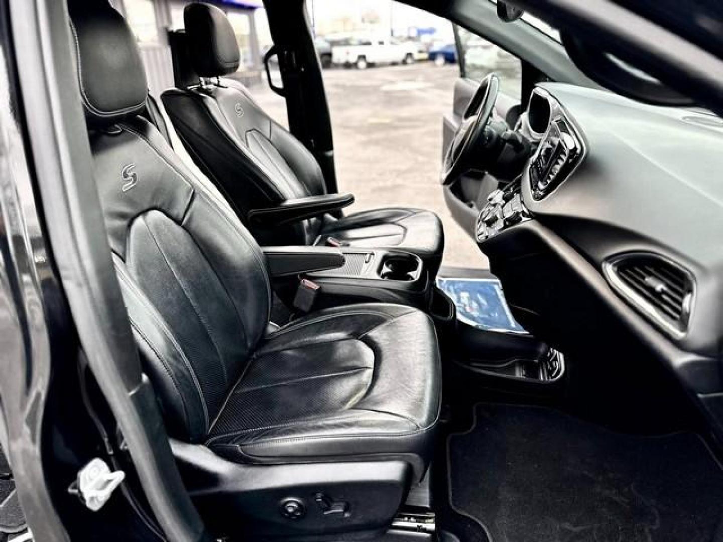 2019 Brilliant Black Crystal Pearl CHRYSLER PACIFICA (2C4RC1EG0KR) with an V6,3.6L(220 CID),DOHC engine, AUTOMATIC transmission, located at 14600 Frazho Road, Warren, MI, 48089, (586) 776-3400, 42.485996, -82.974220 - Photo#13