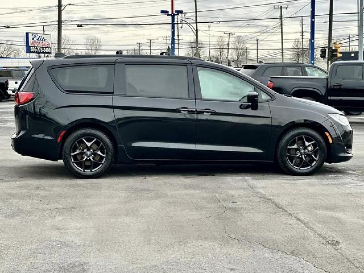 2019 Brilliant Black Crystal Pearl CHRYSLER PACIFICA (2C4RC1EG0KR) with an V6,3.6L(220 CID),DOHC engine, AUTOMATIC transmission, located at 14600 Frazho Road, Warren, MI, 48089, (586) 776-3400, 42.485996, -82.974220 - Photo#3