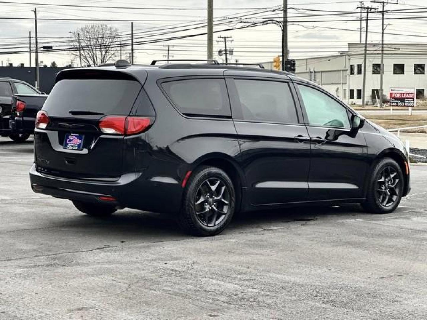 2019 Brilliant Black Crystal Pearl CHRYSLER PACIFICA (2C4RC1EG0KR) with an V6,3.6L(220 CID),DOHC engine, AUTOMATIC transmission, located at 14600 Frazho Road, Warren, MI, 48089, (586) 776-3400, 42.485996, -82.974220 - Photo#4