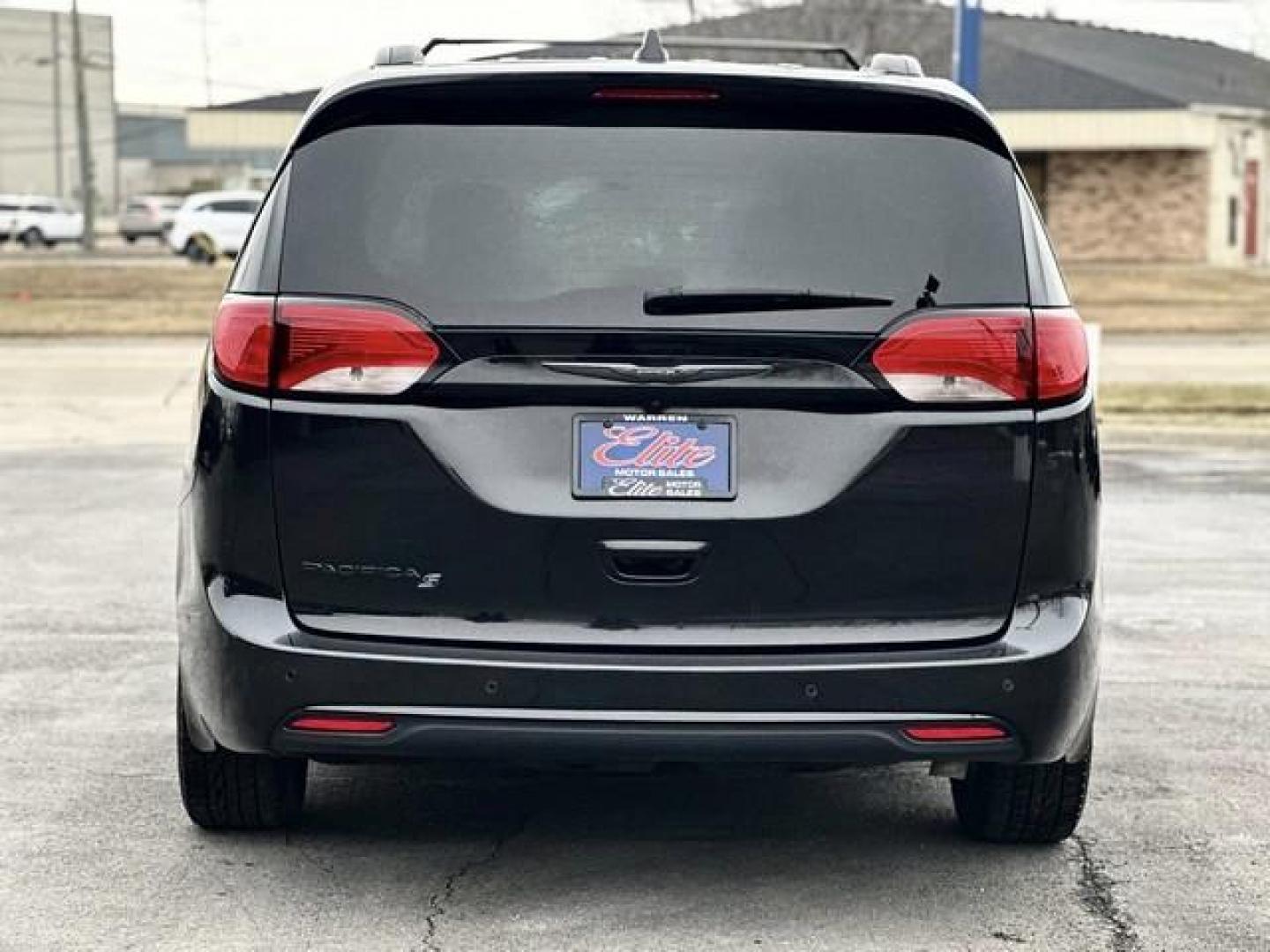 2019 Brilliant Black Crystal Pearl CHRYSLER PACIFICA (2C4RC1EG0KR) with an V6,3.6L(220 CID),DOHC engine, AUTOMATIC transmission, located at 14600 Frazho Road, Warren, MI, 48089, (586) 776-3400, 42.485996, -82.974220 - Photo#5