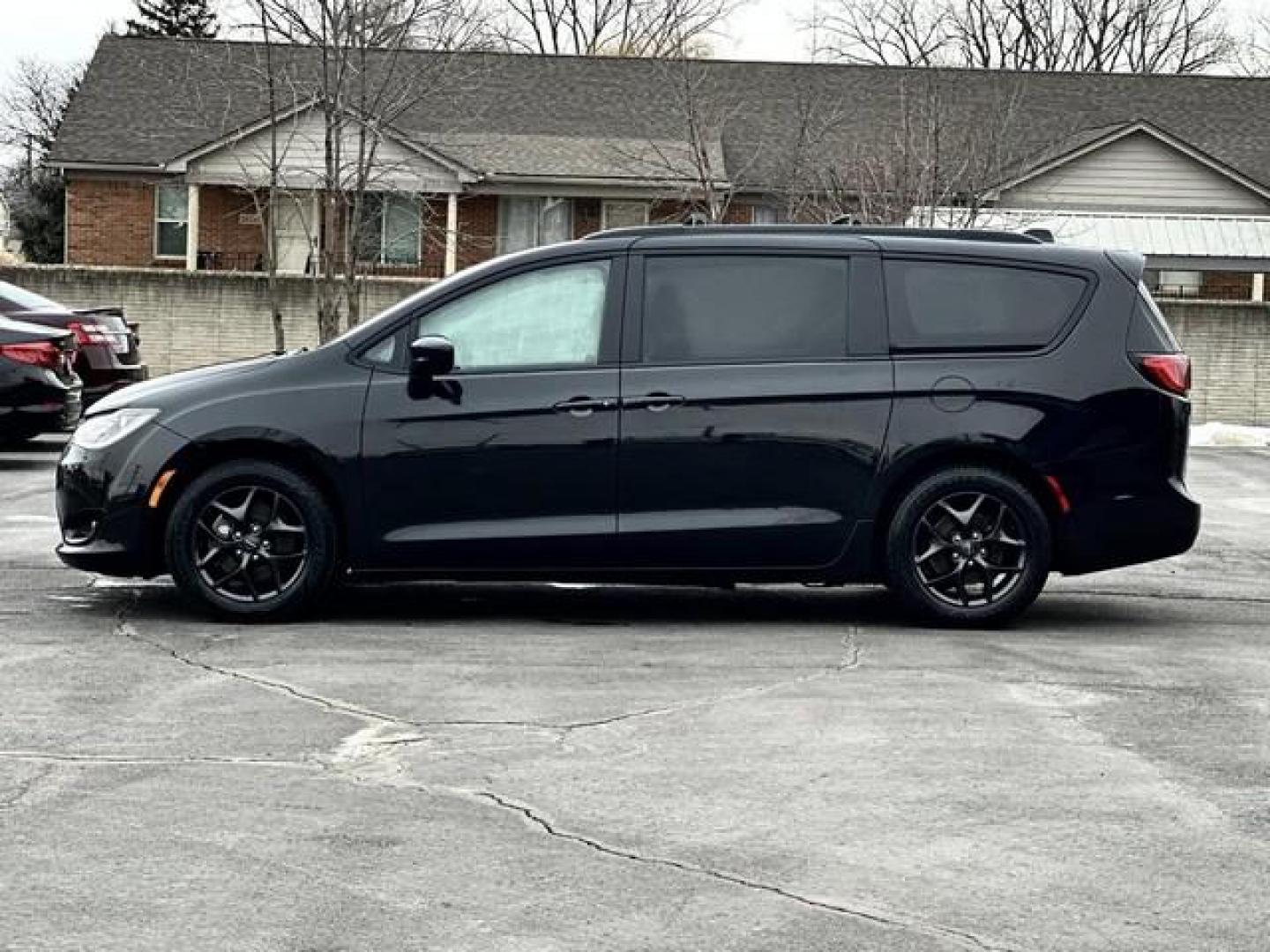 2019 Brilliant Black Crystal Pearl CHRYSLER PACIFICA (2C4RC1EG0KR) with an V6,3.6L(220 CID),DOHC engine, AUTOMATIC transmission, located at 14600 Frazho Road, Warren, MI, 48089, (586) 776-3400, 42.485996, -82.974220 - Photo#7