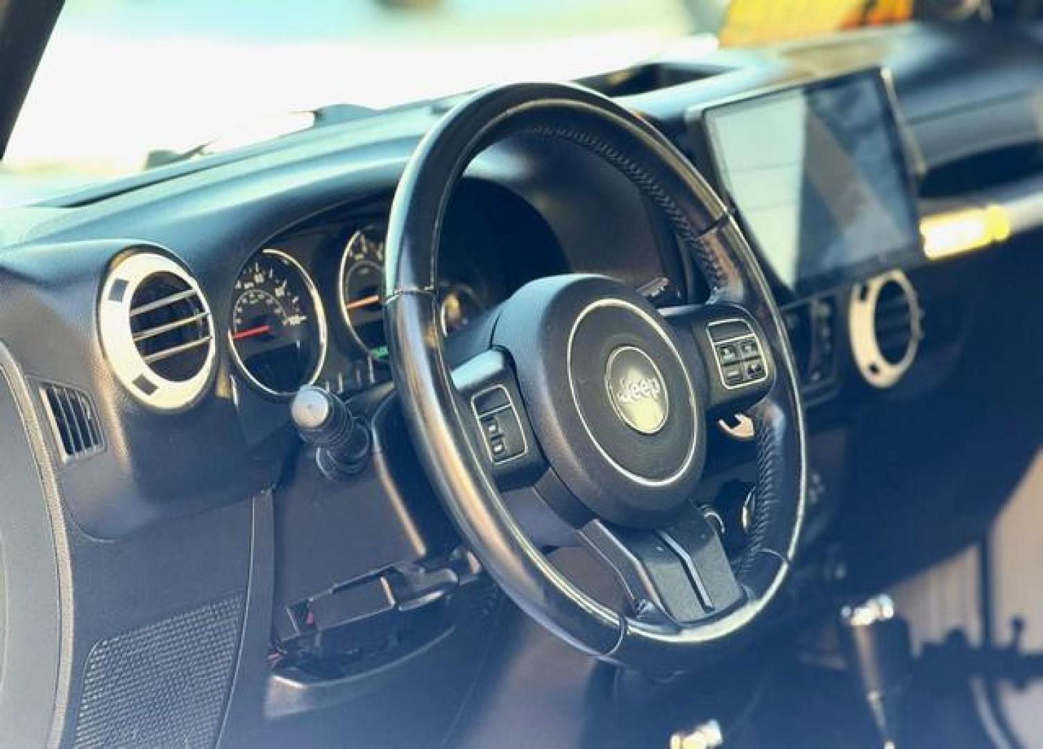 2014 WHITE JEEP WRANGLER (1C4BJWEG1EL) with an V6,3.6L(220 CID),DOHC engine, AUTOMATIC transmission, located at 14600 Frazho Road, Warren, MI, 48089, (586) 776-3400, 42.485996, -82.974220 - Photo#9