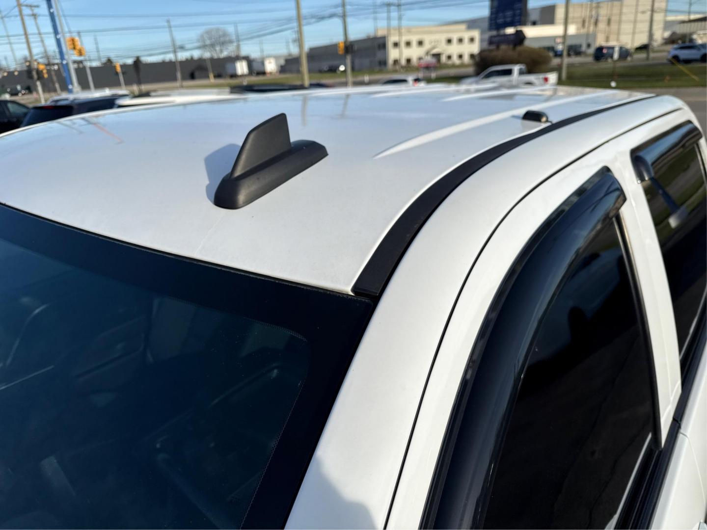2015 WHITE CHEVROLET SILVERADO 1500 (3GCUKREC4FG) with an V8,5.3L(325 CID),OHV engine, AUTOMATIC transmission, located at 14600 Frazho Road, Warren, MI, 48089, (586) 776-3400, 42.485996, -82.974220 - Photo#11