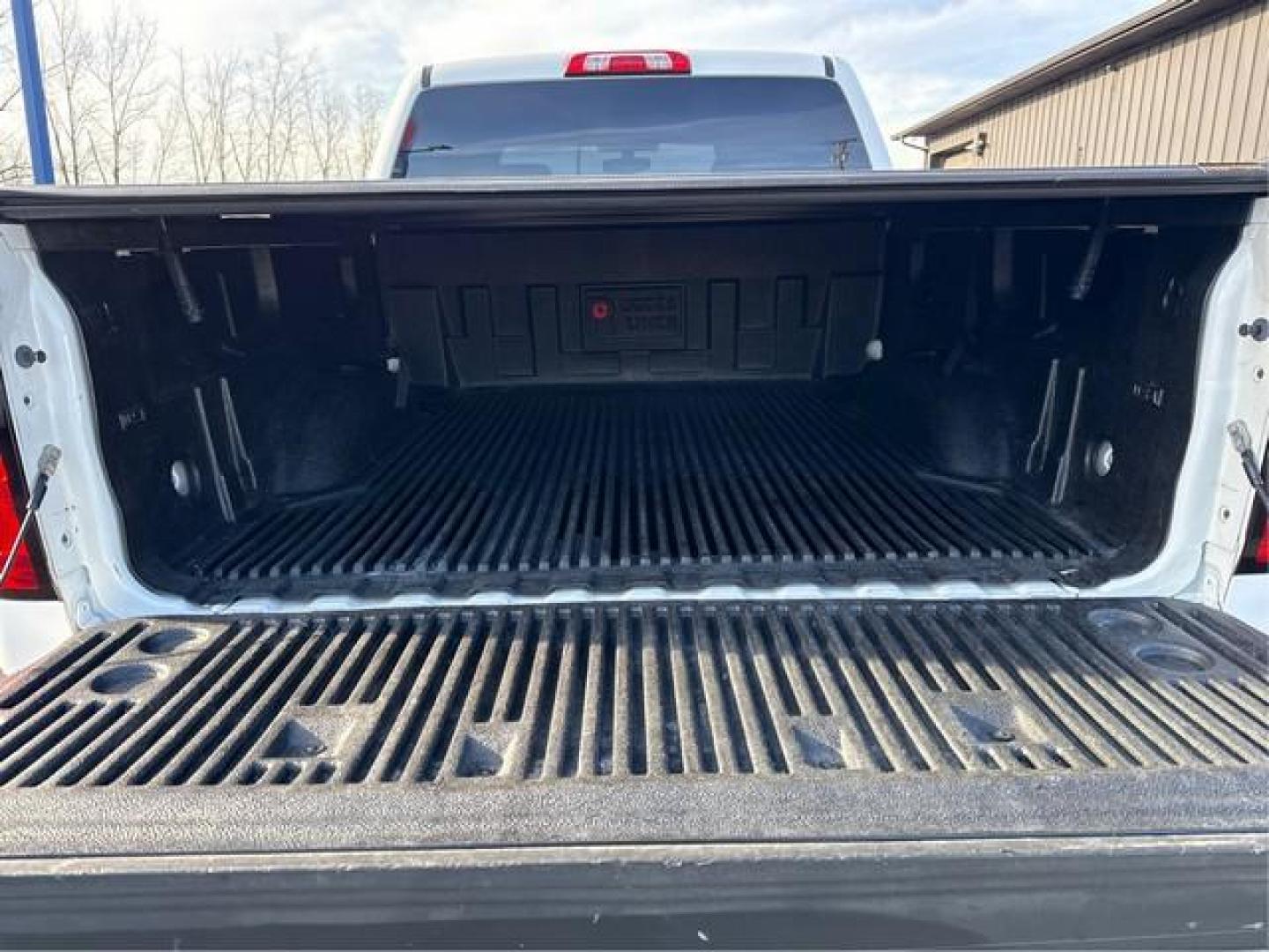 2015 WHITE CHEVROLET SILVERADO 1500 (3GCUKREC4FG) with an V8,5.3L(325 CID),OHV engine, AUTOMATIC transmission, located at 14600 Frazho Road, Warren, MI, 48089, (586) 776-3400, 42.485996, -82.974220 - Photo#12