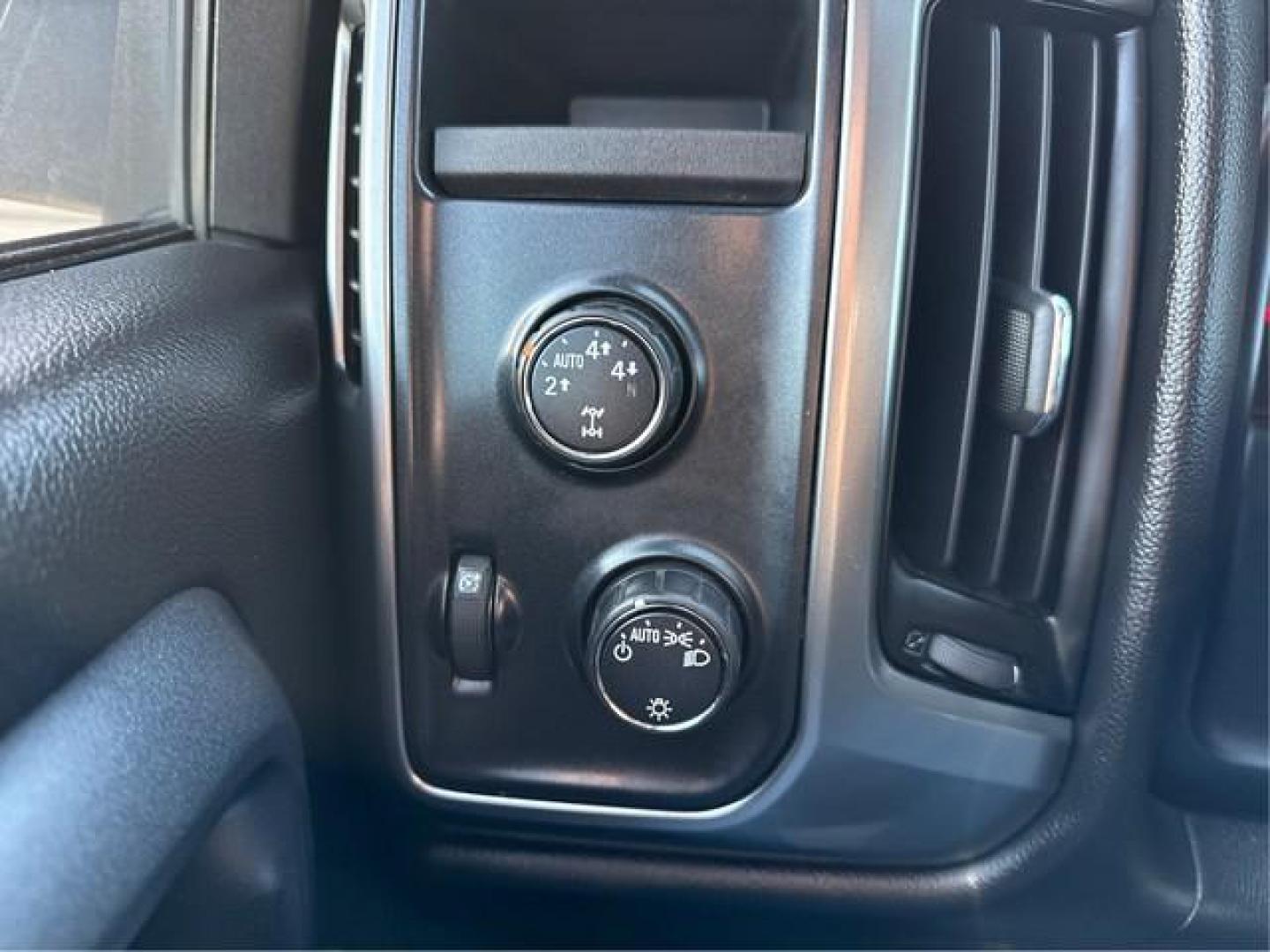 2015 WHITE CHEVROLET SILVERADO 1500 (3GCUKREC4FG) with an V8,5.3L(325 CID),OHV engine, AUTOMATIC transmission, located at 14600 Frazho Road, Warren, MI, 48089, (586) 776-3400, 42.485996, -82.974220 - Photo#17