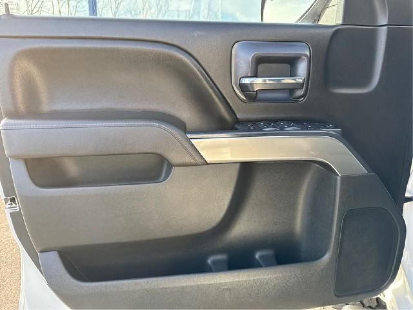 2015 WHITE CHEVROLET SILVERADO 1500 (3GCUKREC4FG) with an V8,5.3L(325 CID),OHV engine, AUTOMATIC transmission, located at 14600 Frazho Road, Warren, MI, 48089, (586) 776-3400, 42.485996, -82.974220 - Photo#19