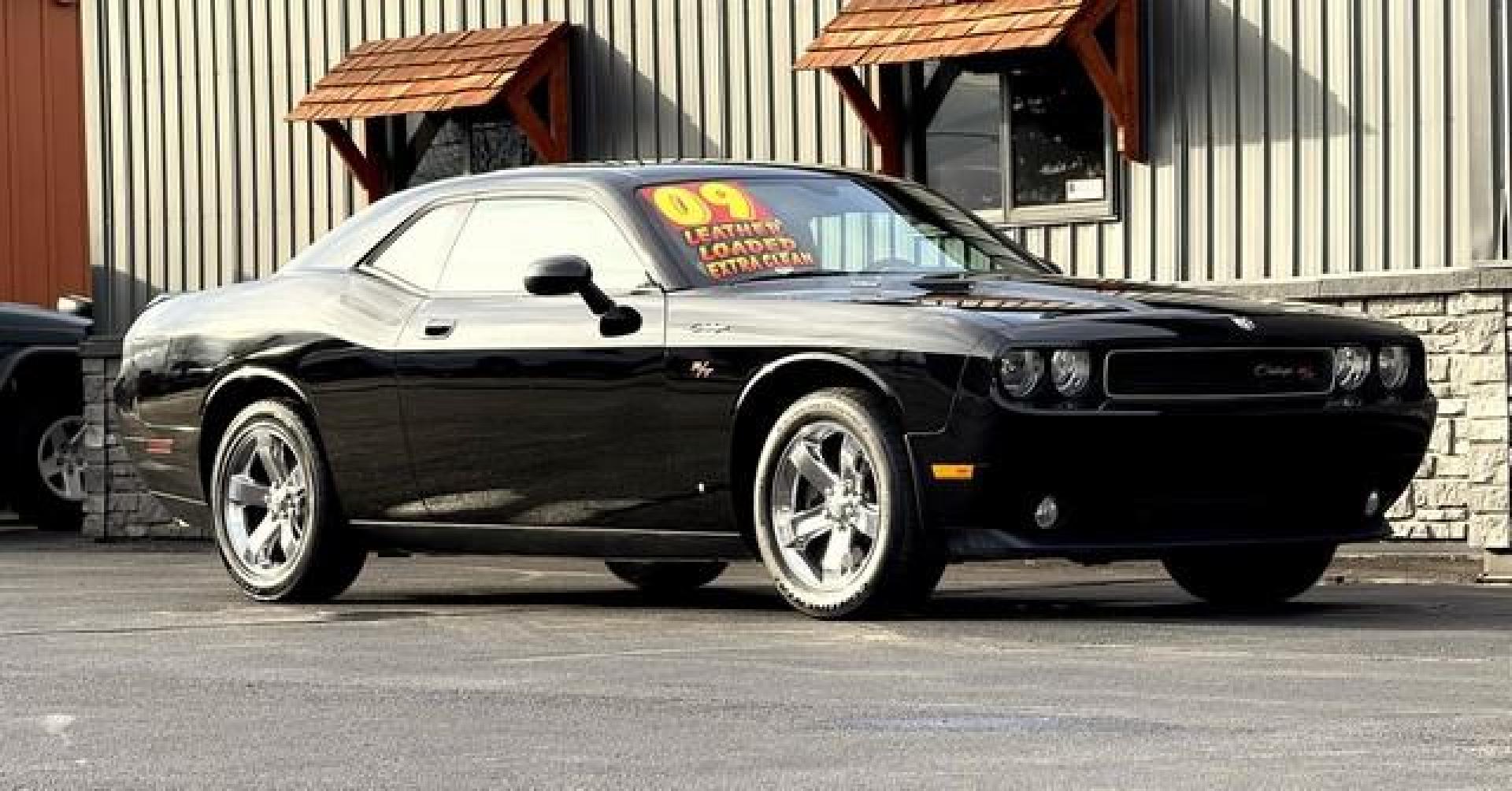 2009 BLACK DODGE CHALLENGER (2B3LJ54T89H) with an V8,5.7L(345 CID),OHV engine, AUTOMATIC transmission, located at 14600 Frazho Road, Warren, MI, 48089, (586) 776-3400, 42.485996, -82.974220 - Photo#3
