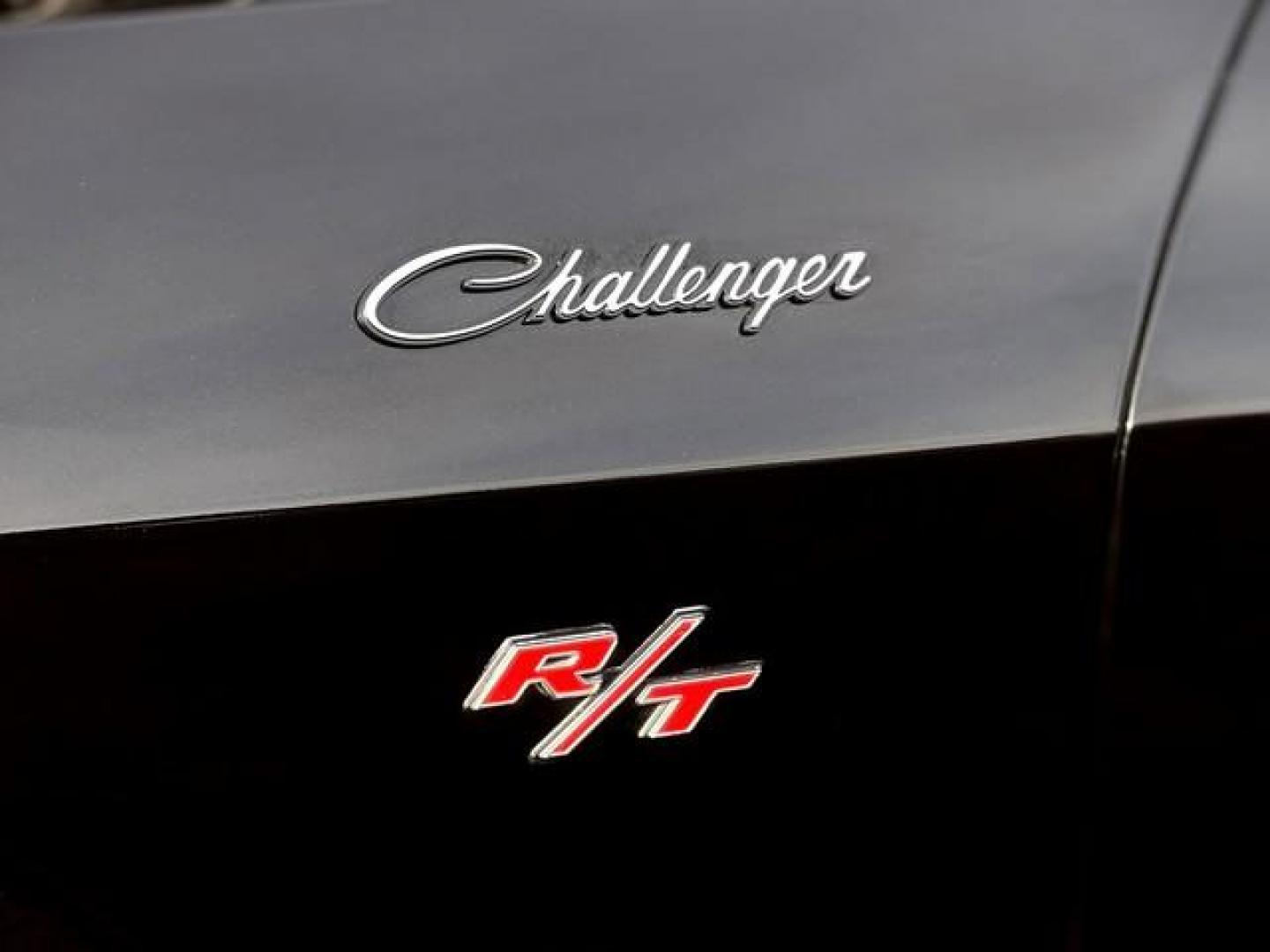 2009 BLACK DODGE CHALLENGER (2B3LJ54T89H) with an V8,5.7L(345 CID),OHV engine, AUTOMATIC transmission, located at 14600 Frazho Road, Warren, MI, 48089, (586) 776-3400, 42.485996, -82.974220 - Photo#6