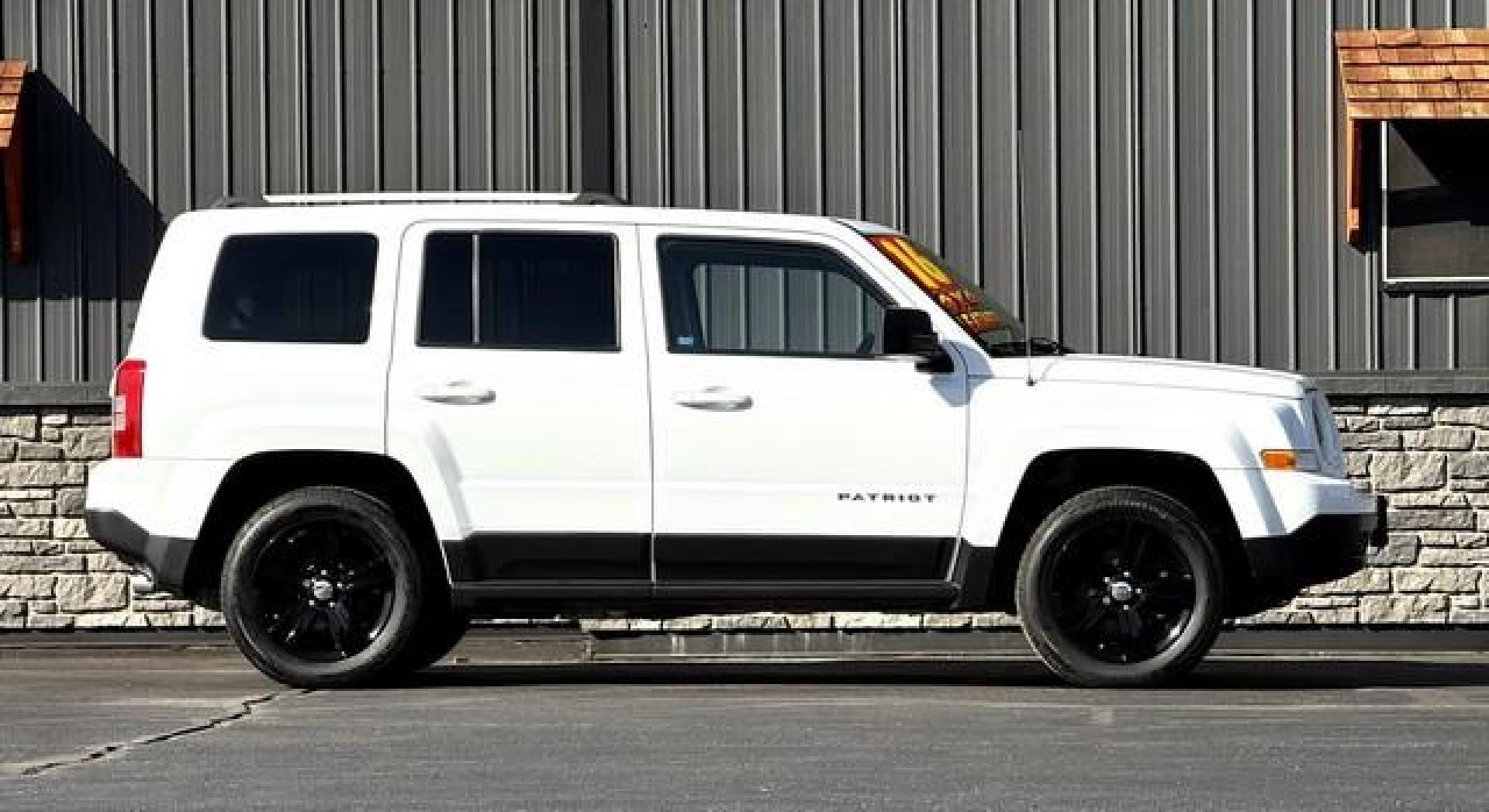 2016 WHITE JEEP PATRIOT (1C4NJRAB6GD) with an L4,2.4L(144 CID),DOHC engine, AUTOMATIC transmission, located at 14600 Frazho Road, Warren, MI, 48089, (586) 776-3400, 42.485996, -82.974220 - Photo#2