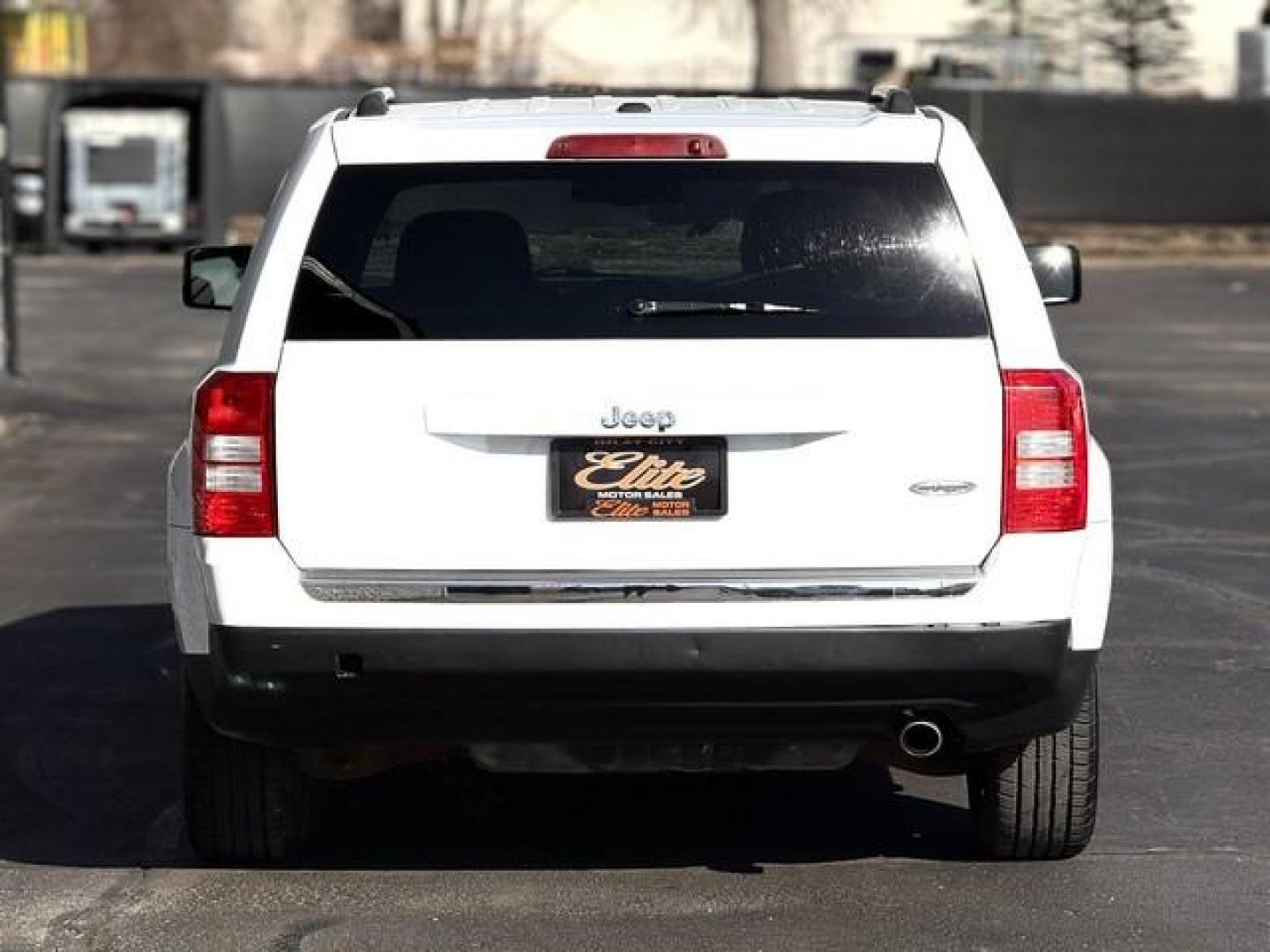 2016 WHITE JEEP PATRIOT (1C4NJRAB6GD) with an L4,2.4L(144 CID),DOHC engine, AUTOMATIC transmission, located at 14600 Frazho Road, Warren, MI, 48089, (586) 776-3400, 42.485996, -82.974220 - Photo#5