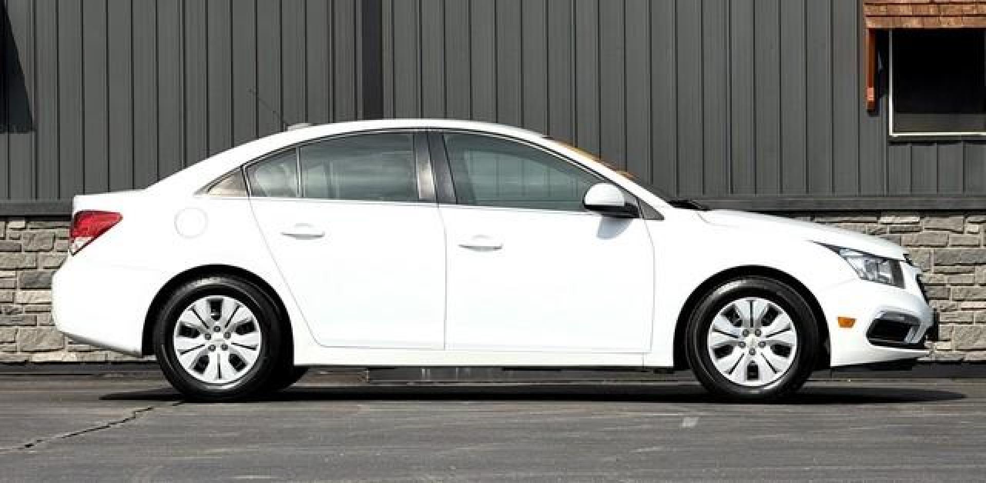 2016 WHITE CHEVROLET CRUZE LIMITED (1G1PE5SBXG7) with an L4,1.4L(83 CID),DOHC engine, AUTOMATIC transmission, located at 14600 Frazho Road, Warren, MI, 48089, (586) 776-3400, 42.485996, -82.974220 - Photo#3
