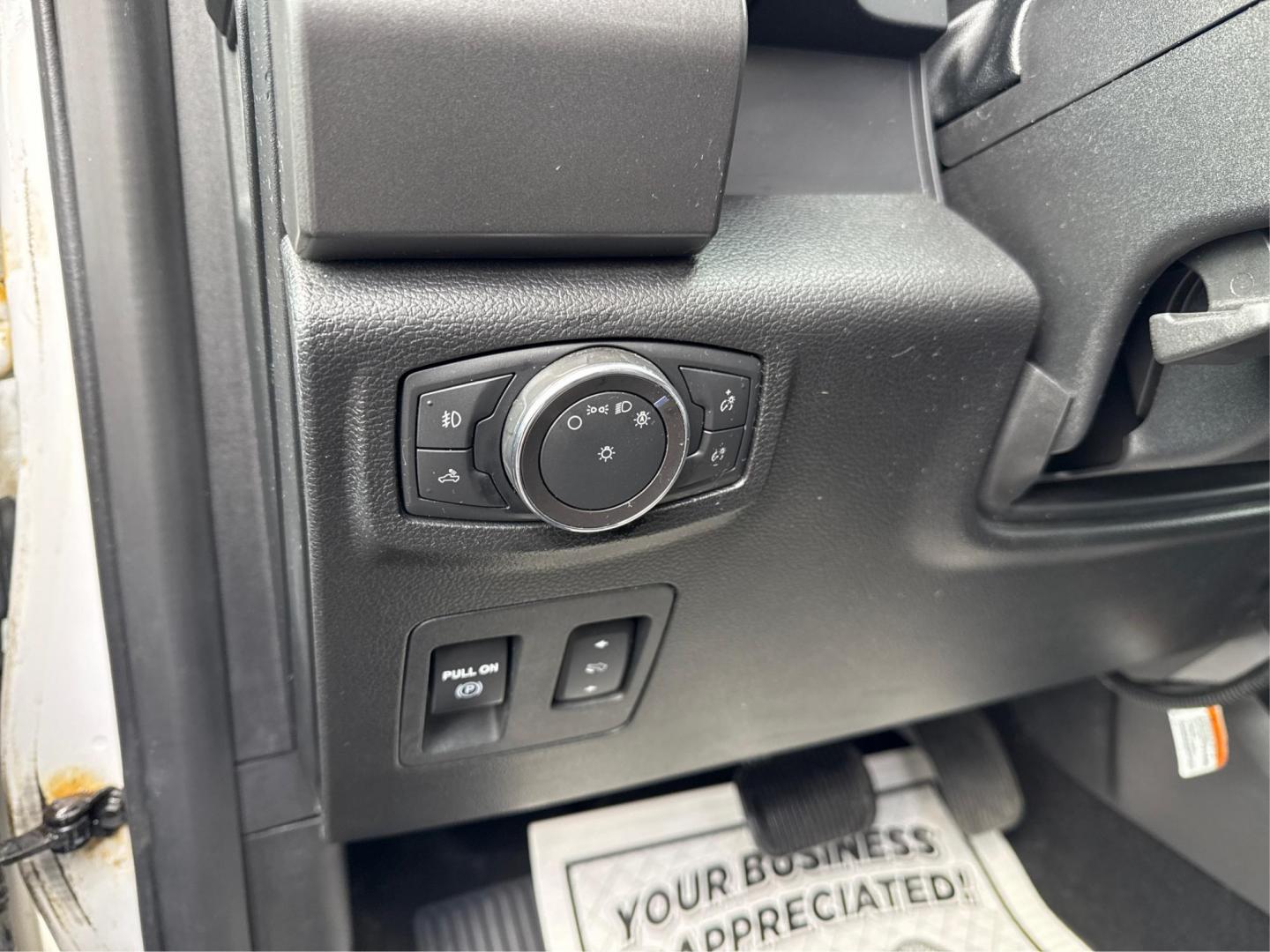 2018 WHITE FORD F-150 (1FTEW1E52JK) with an V8,5.0L(302 CID),DOHC engine, AUTOMATIC transmission, located at 14600 Frazho Road, Warren, MI, 48089, (586) 776-3400, 42.485996, -82.974220 - Photo#17