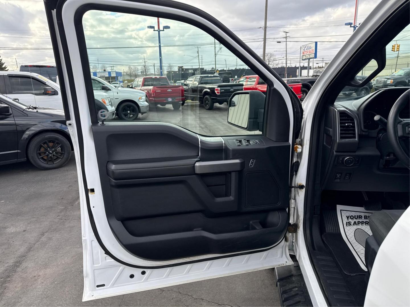 2018 WHITE FORD F-150 (1FTEW1E52JK) with an V8,5.0L(302 CID),DOHC engine, AUTOMATIC transmission, located at 14600 Frazho Road, Warren, MI, 48089, (586) 776-3400, 42.485996, -82.974220 - Photo#19
