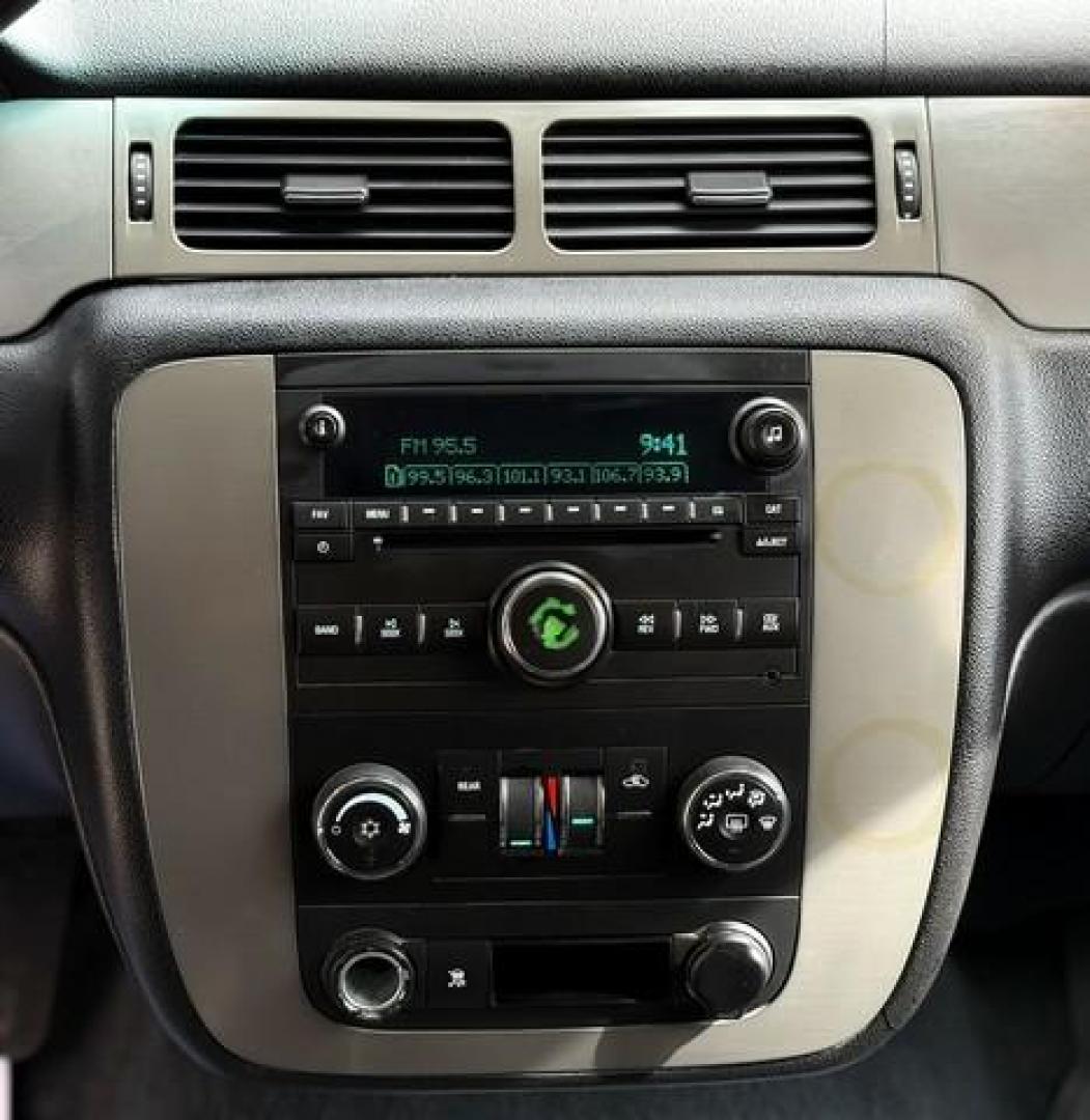 2009 WHITE CHEVROLET TAHOE (1GNFK13019R) with an V8,5.3L(325 CID),OHV engine, AUTOMATIC transmission, located at 14600 Frazho Road, Warren, MI, 48089, (586) 776-3400, 42.485996, -82.974220 - Photo#9