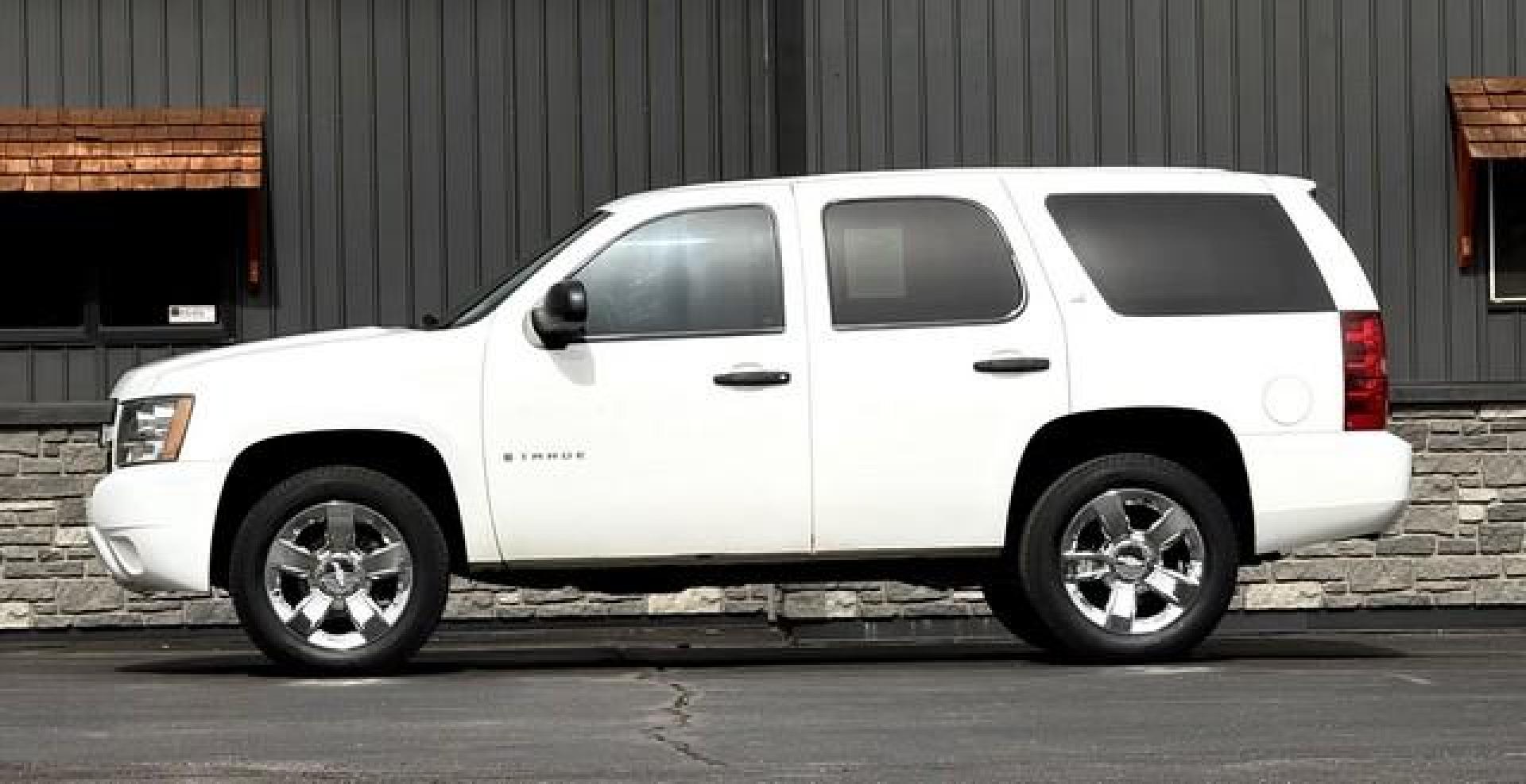 2009 WHITE CHEVROLET TAHOE (1GNFK13019R) with an V8,5.3L(325 CID),OHV engine, AUTOMATIC transmission, located at 14600 Frazho Road, Warren, MI, 48089, (586) 776-3400, 42.485996, -82.974220 - Photo#1