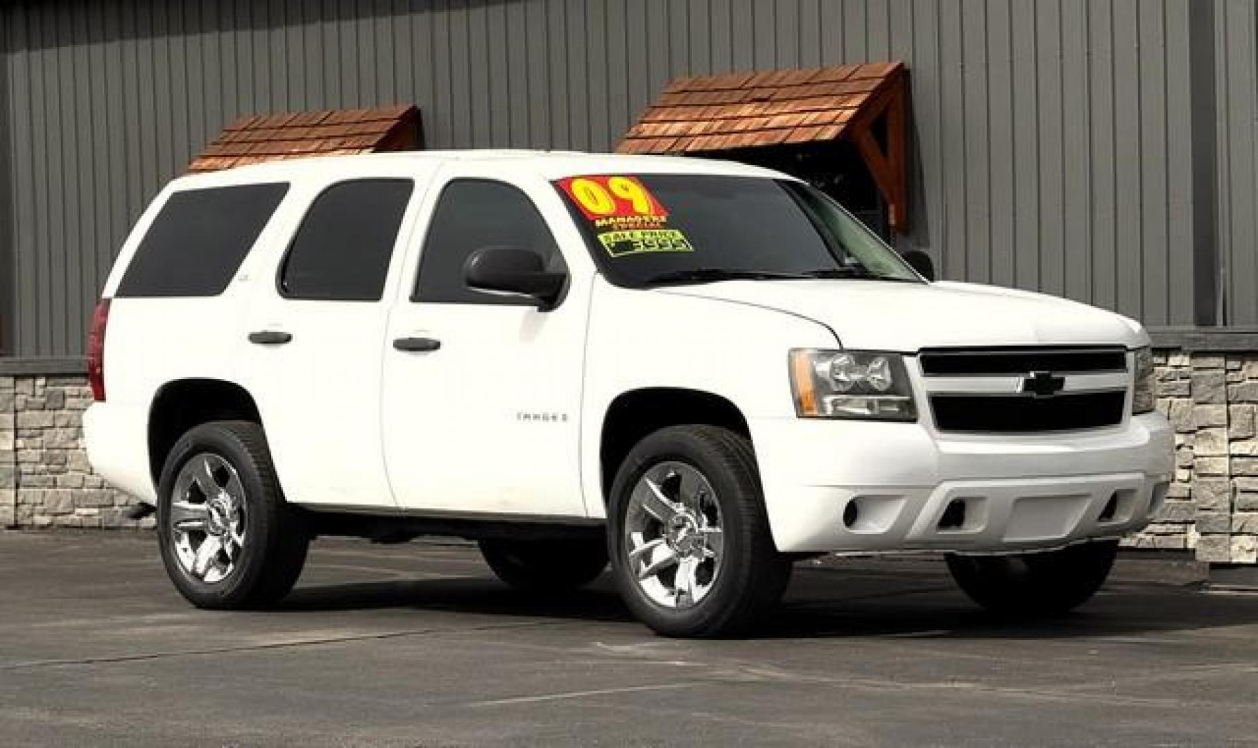 2009 WHITE CHEVROLET TAHOE (1GNFK13019R) with an V8,5.3L(325 CID),OHV engine, AUTOMATIC transmission, located at 14600 Frazho Road, Warren, MI, 48089, (586) 776-3400, 42.485996, -82.974220 - Photo#2