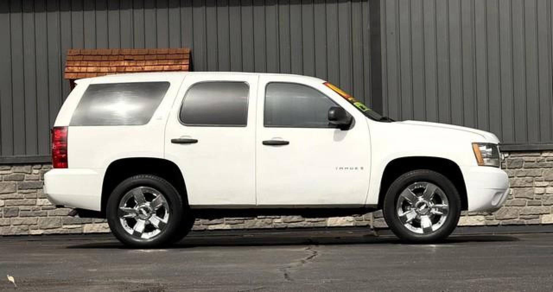 2009 WHITE CHEVROLET TAHOE (1GNFK13019R) with an V8,5.3L(325 CID),OHV engine, AUTOMATIC transmission, located at 14600 Frazho Road, Warren, MI, 48089, (586) 776-3400, 42.485996, -82.974220 - Photo#3