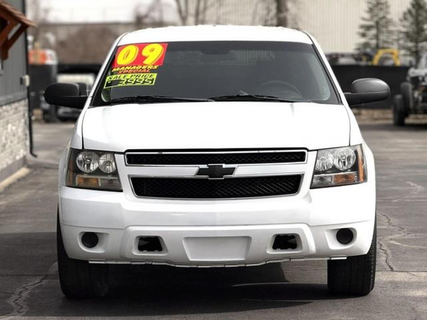 2009 WHITE CHEVROLET TAHOE (1GNFK13019R) with an V8,5.3L(325 CID),OHV engine, AUTOMATIC transmission, located at 14600 Frazho Road, Warren, MI, 48089, (586) 776-3400, 42.485996, -82.974220 - Photo#4