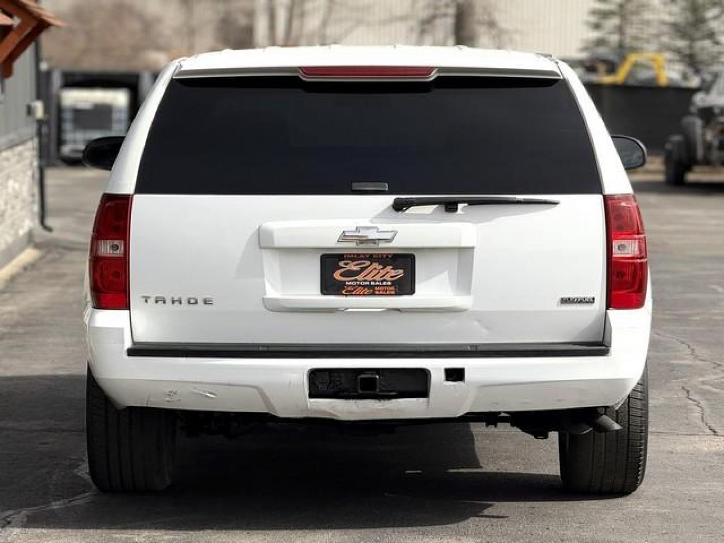 2009 WHITE CHEVROLET TAHOE (1GNFK13019R) with an V8,5.3L(325 CID),OHV engine, AUTOMATIC transmission, located at 14600 Frazho Road, Warren, MI, 48089, (586) 776-3400, 42.485996, -82.974220 - Photo#5