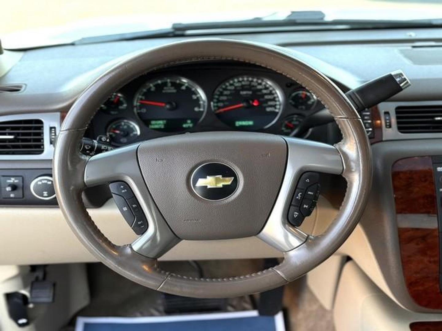 2011 WHITE CHEVROLET AVALANCHE (3GNTKGE38BG) with an V8,5.3L(325 CID),OHV engine, AUTOMATIC transmission, located at 14600 Frazho Road, Warren, MI, 48089, (586) 776-3400, 42.485996, -82.974220 - Photo#9
