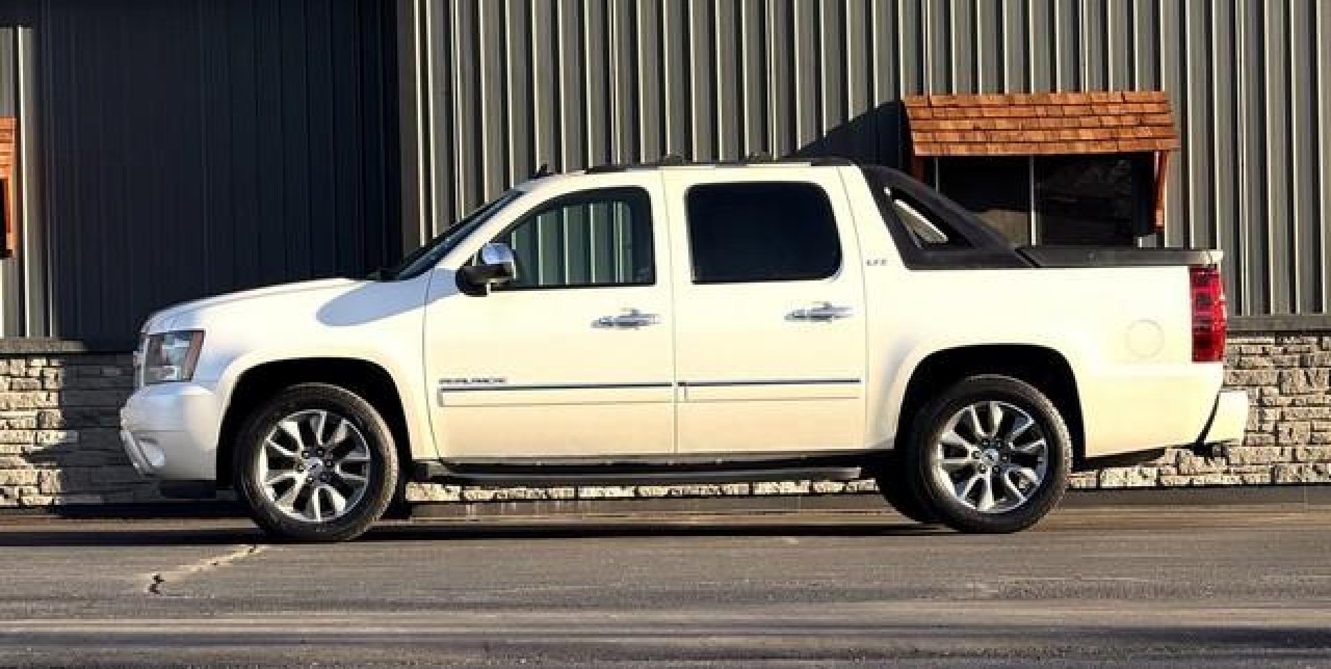 2011 WHITE CHEVROLET AVALANCHE (3GNTKGE38BG) with an V8,5.3L(325 CID),OHV engine, AUTOMATIC transmission, located at 14600 Frazho Road, Warren, MI, 48089, (586) 776-3400, 42.485996, -82.974220 - Photo#1
