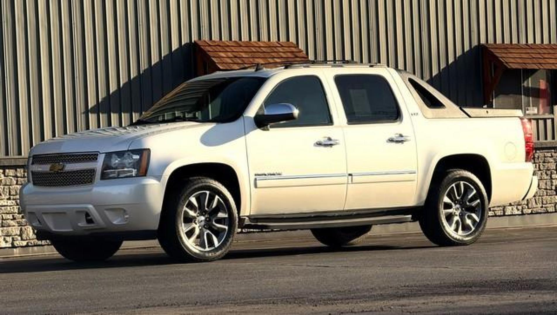 2011 WHITE CHEVROLET AVALANCHE (3GNTKGE38BG) with an V8,5.3L(325 CID),OHV engine, AUTOMATIC transmission, located at 14600 Frazho Road, Warren, MI, 48089, (586) 776-3400, 42.485996, -82.974220 - Photo#2
