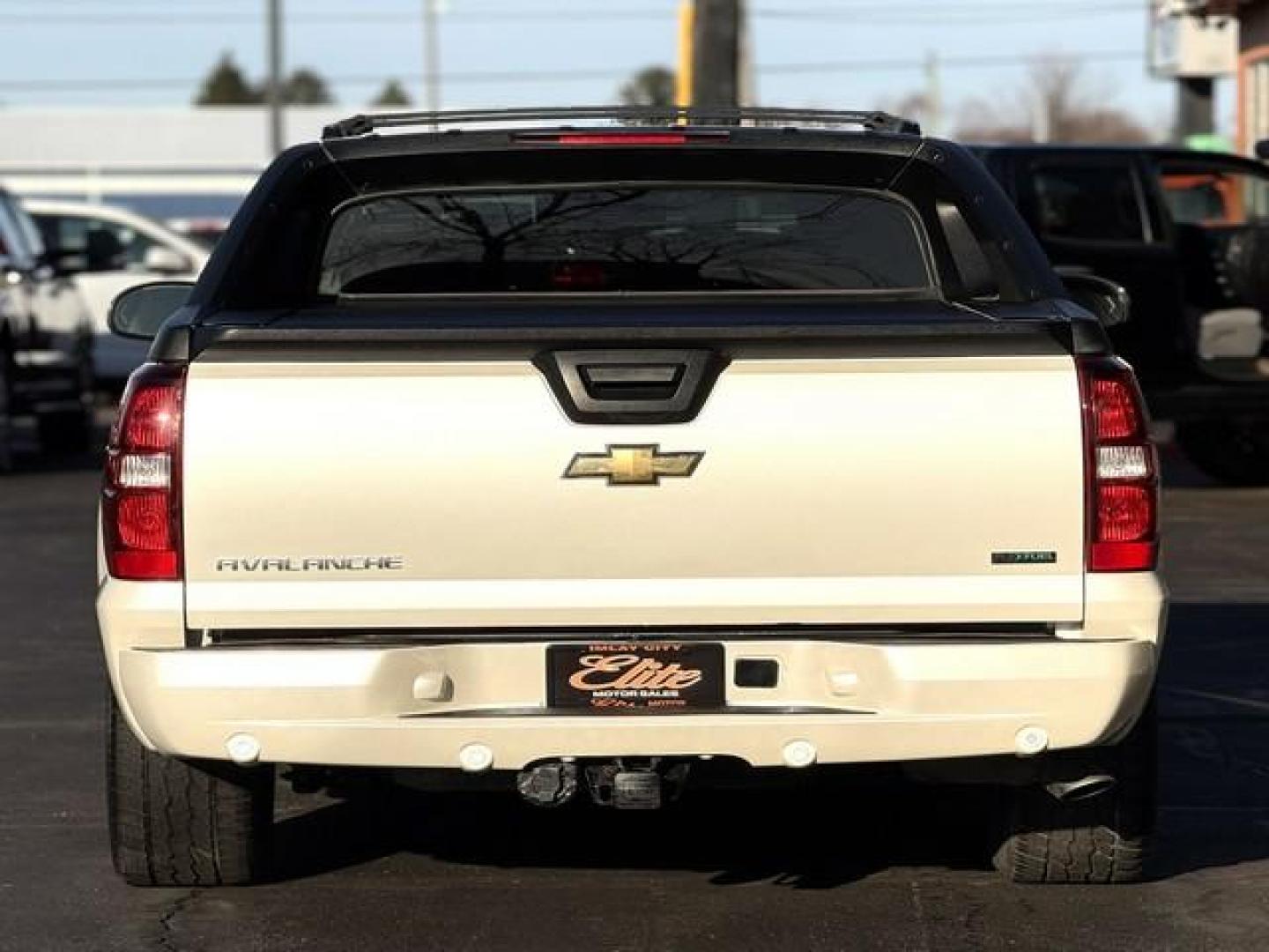 2011 WHITE CHEVROLET AVALANCHE (3GNTKGE38BG) with an V8,5.3L(325 CID),OHV engine, AUTOMATIC transmission, located at 14600 Frazho Road, Warren, MI, 48089, (586) 776-3400, 42.485996, -82.974220 - Photo#5