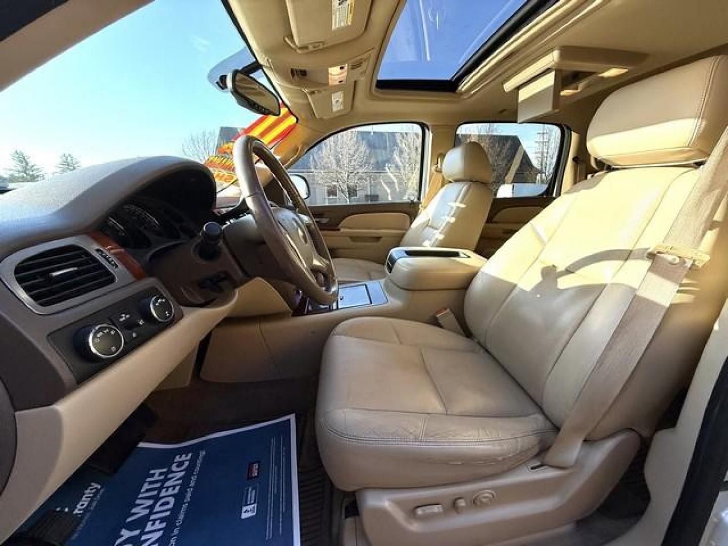 2011 WHITE CHEVROLET AVALANCHE (3GNTKGE38BG) with an V8,5.3L(325 CID),OHV engine, AUTOMATIC transmission, located at 14600 Frazho Road, Warren, MI, 48089, (586) 776-3400, 42.485996, -82.974220 - Photo#6