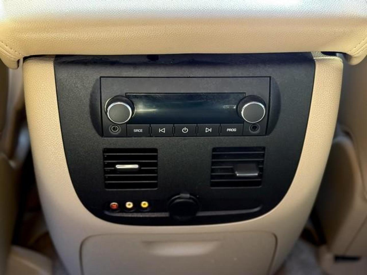 2011 WHITE CHEVROLET AVALANCHE (3GNTKGE38BG) with an V8,5.3L(325 CID),OHV engine, AUTOMATIC transmission, located at 14600 Frazho Road, Warren, MI, 48089, (586) 776-3400, 42.485996, -82.974220 - Photo#8