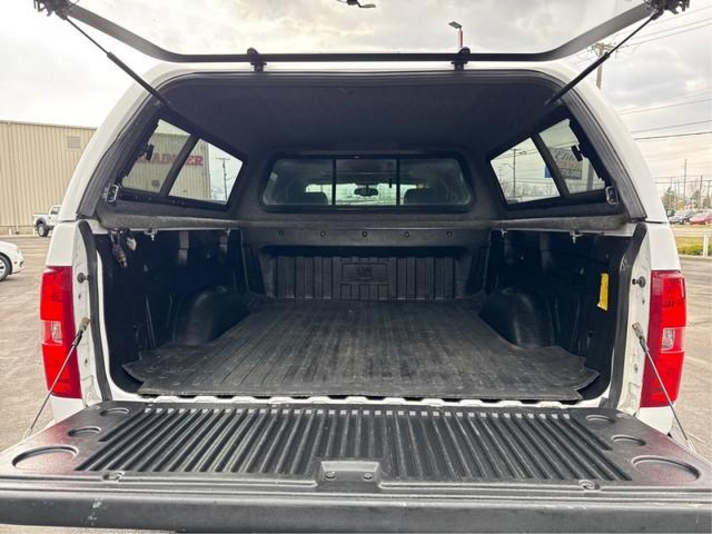 2011 WHITE CHEVROLET SILVERADO 1500 (3GCPKTE3XBG) with an V8,5.3L(325 CID),OHV engine, AUTOMATIC transmission, located at 14600 Frazho Road, Warren, MI, 48089, (586) 776-3400, 42.485996, -82.974220 - Photo#12