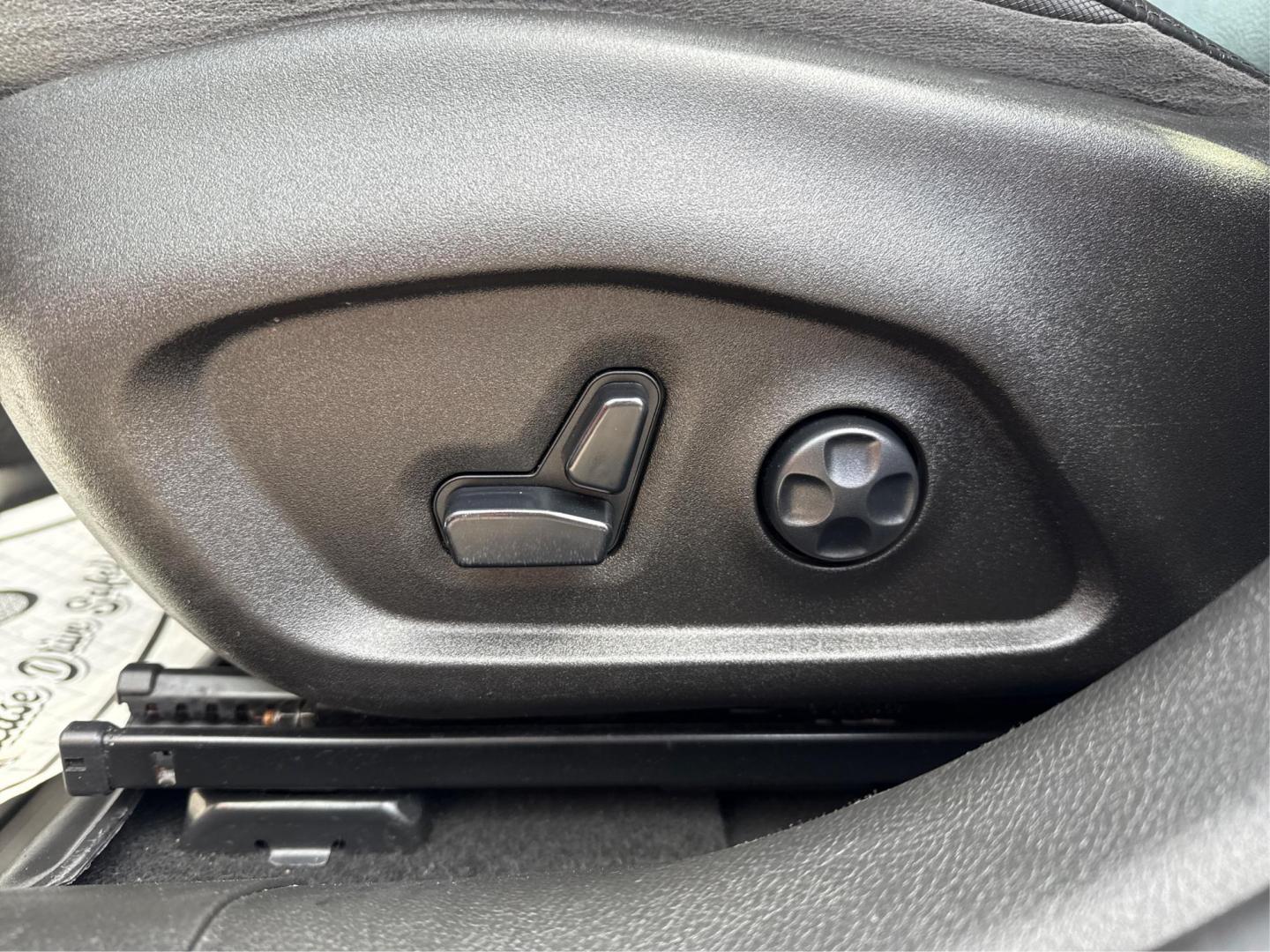 2020 PURPLE JEEP RENEGADE (ZACNJBC18LP) with an L4,1.3L(81 CID),SOHC engine, AUTOMATIC transmission, located at 14600 Frazho Road, Warren, MI, 48089, (586) 776-3400, 42.485996, -82.974220 - Photo#18