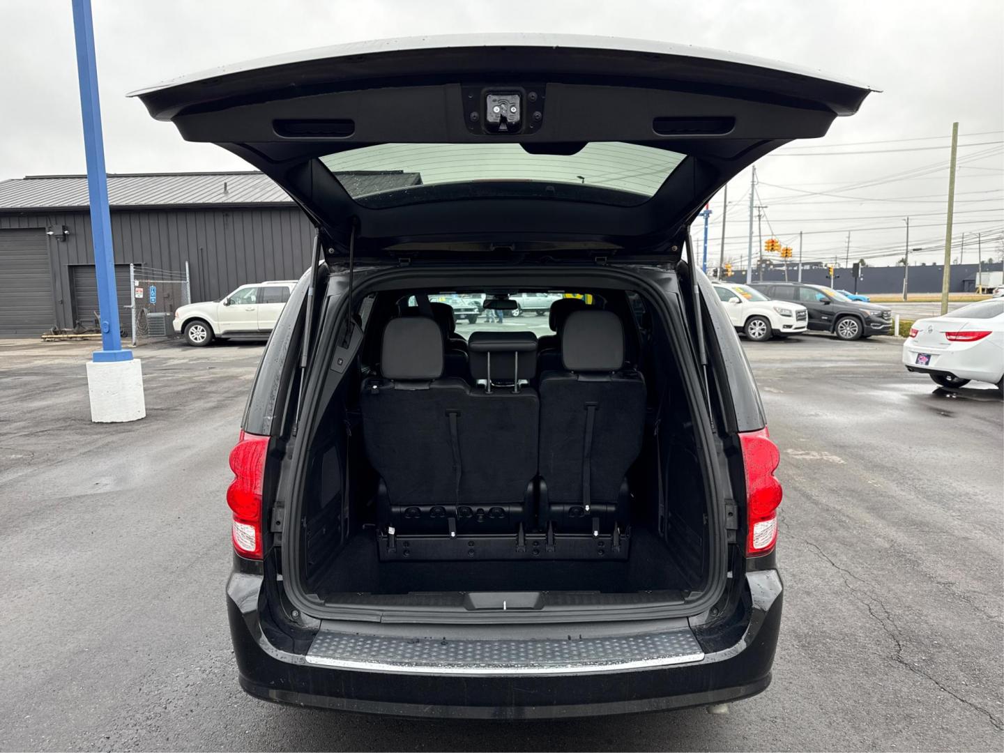 2019 BLACK DODGE GRAND CARAVAN (2C4RDGEG6KR) with an V6,3.6L(220 CID),DOHC engine, AUTOMATIC transmission, located at 14600 Frazho Road, Warren, MI, 48089, (586) 776-3400, 42.485996, -82.974220 - Photo#12