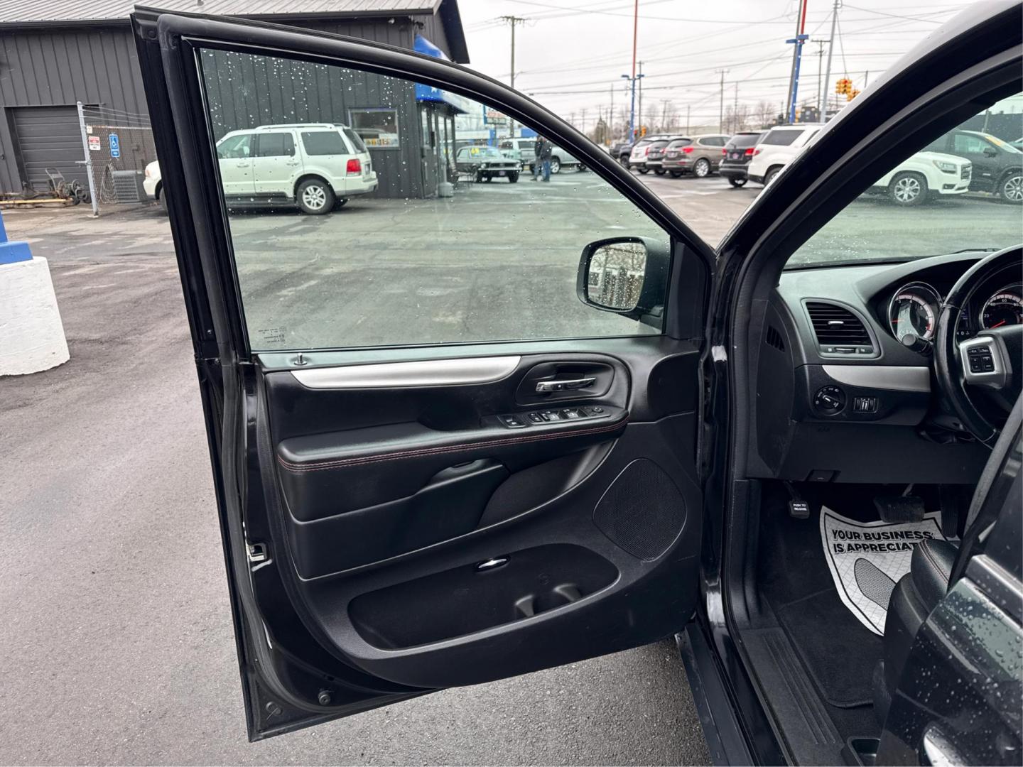 2019 BLACK DODGE GRAND CARAVAN (2C4RDGEG6KR) with an V6,3.6L(220 CID),DOHC engine, AUTOMATIC transmission, located at 14600 Frazho Road, Warren, MI, 48089, (586) 776-3400, 42.485996, -82.974220 - Photo#19