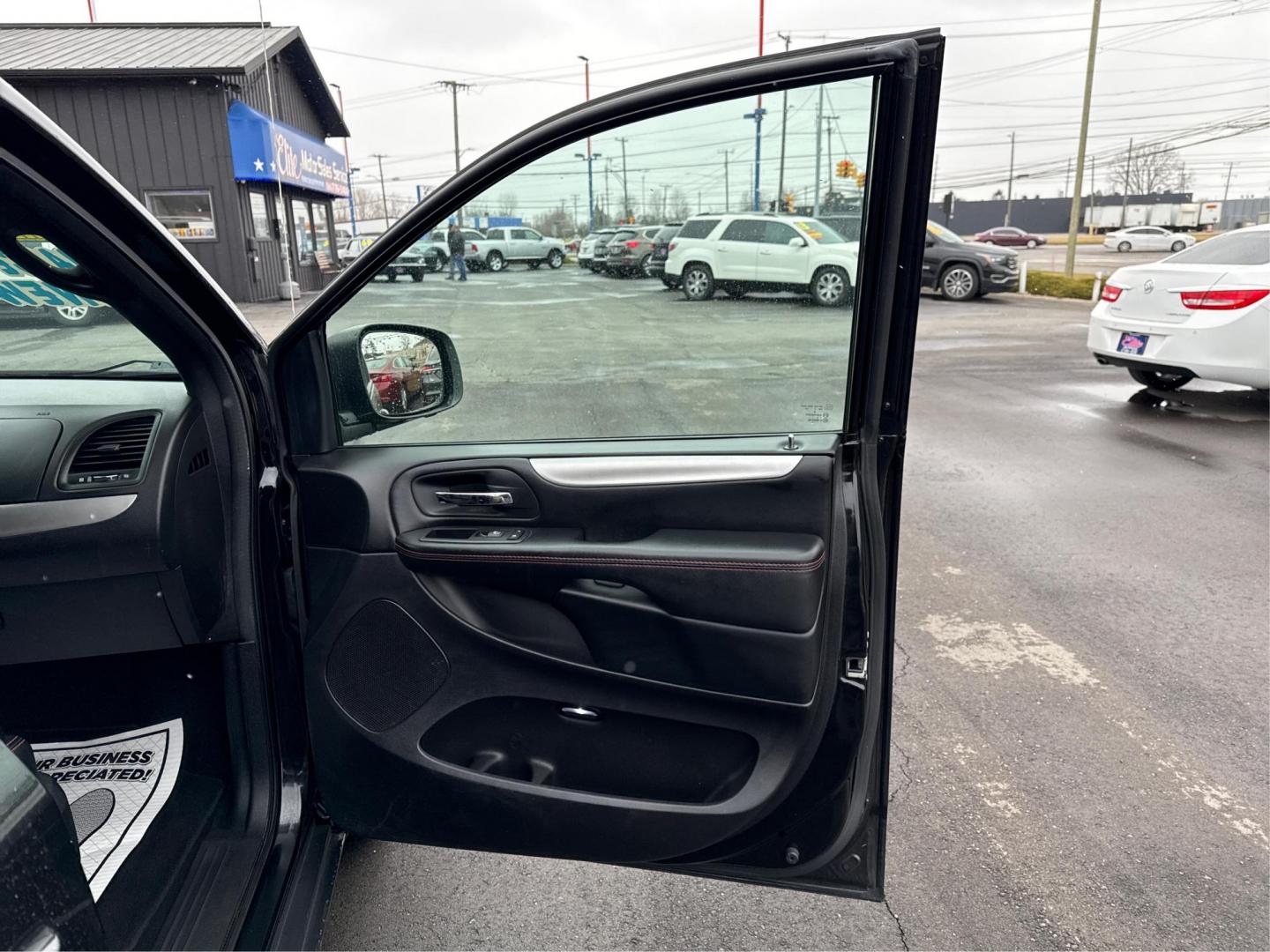 2019 BLACK DODGE GRAND CARAVAN (2C4RDGEG6KR) with an V6,3.6L(220 CID),DOHC engine, AUTOMATIC transmission, located at 14600 Frazho Road, Warren, MI, 48089, (586) 776-3400, 42.485996, -82.974220 - Photo#20
