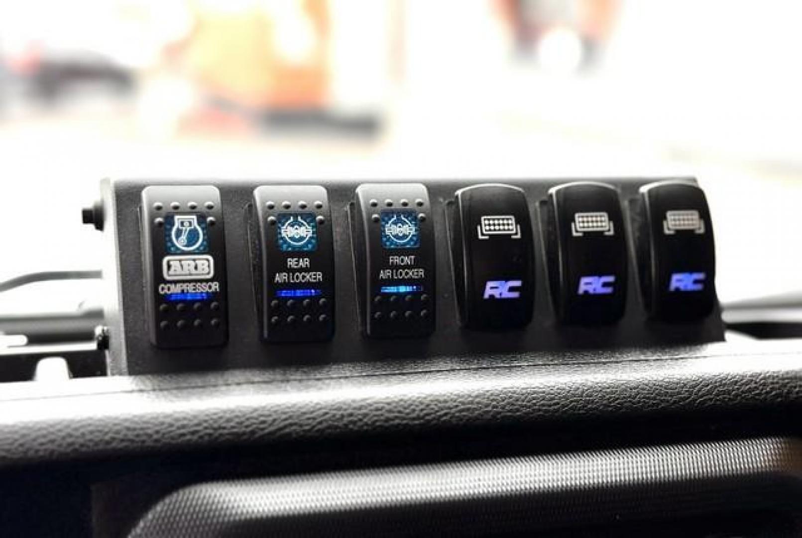2020 WHITE JEEP WRANGLER (1C4HJXDGXLW) with an V6,3.6L(220 CID),DOHC engine, AUTOMATIC transmission, located at 14600 Frazho Road, Warren, MI, 48089, (586) 776-3400, 42.485996, -82.974220 - Photo#17