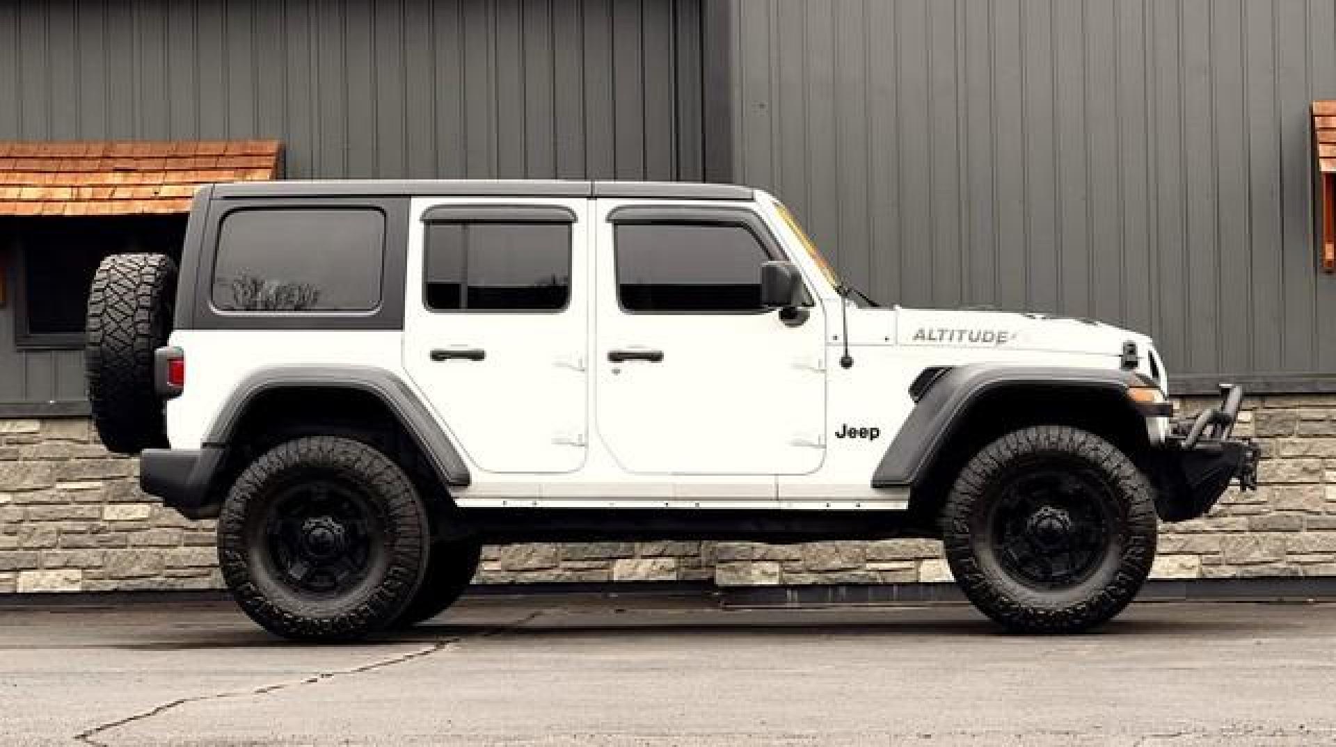 2020 WHITE JEEP WRANGLER (1C4HJXDGXLW) with an V6,3.6L(220 CID),DOHC engine, AUTOMATIC transmission, located at 14600 Frazho Road, Warren, MI, 48089, (586) 776-3400, 42.485996, -82.974220 - Photo#2