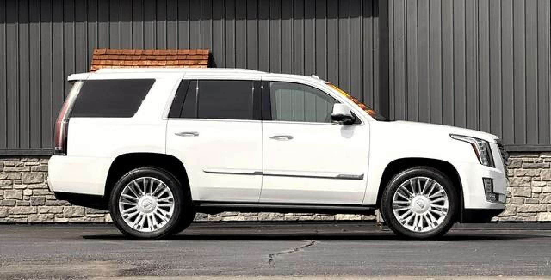 2016 WHITE CADILLAC ESCALADE (1GYS4DKJ6GR) with an V8,6.2L(376 CID),OHV engine, AUTOMATIC transmission, located at 14600 Frazho Road, Warren, MI, 48089, (586) 776-3400, 42.485996, -82.974220 - Photo#2