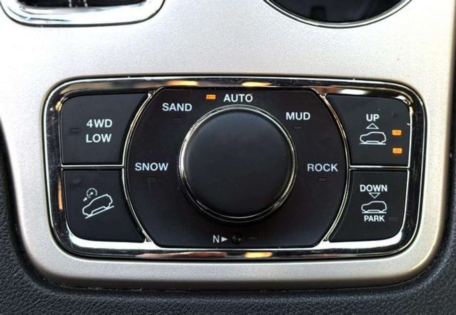 2017 WHITE JEEP GRAND CHEROKEE (1C4RJFCG3HC) with an V6,3.6L(220 CID),DOHC engine, AUTOMATIC transmission, located at 14600 Frazho Road, Warren, MI, 48089, (586) 776-3400, 42.485996, -82.974220 - Photo#13